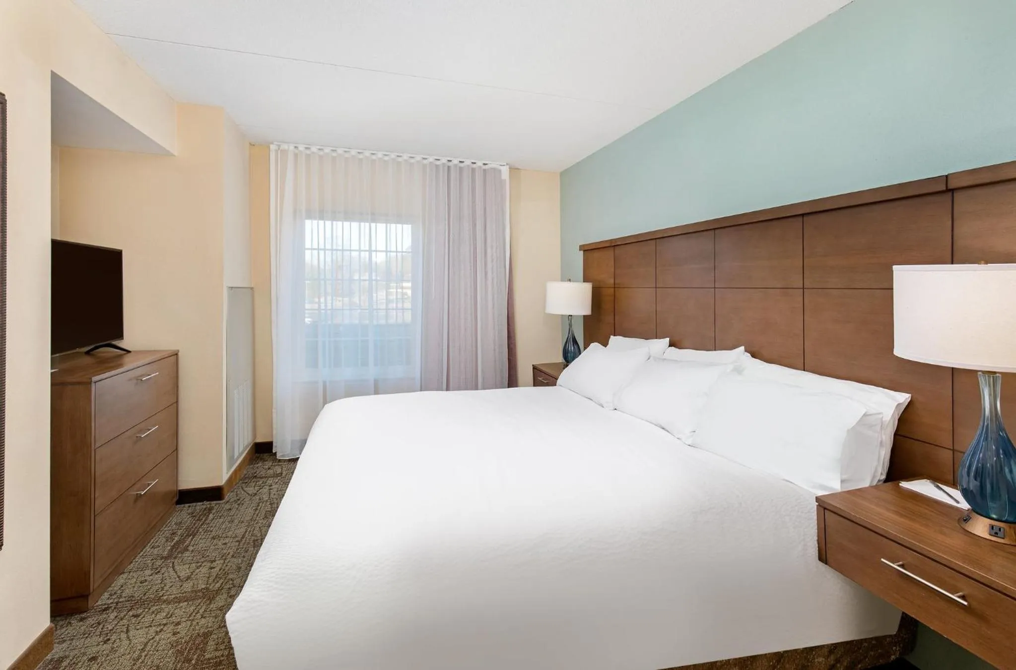 Photo of the whole room, Bed in Staybridge Suites-Knoxville Oak Ridge by IHG
