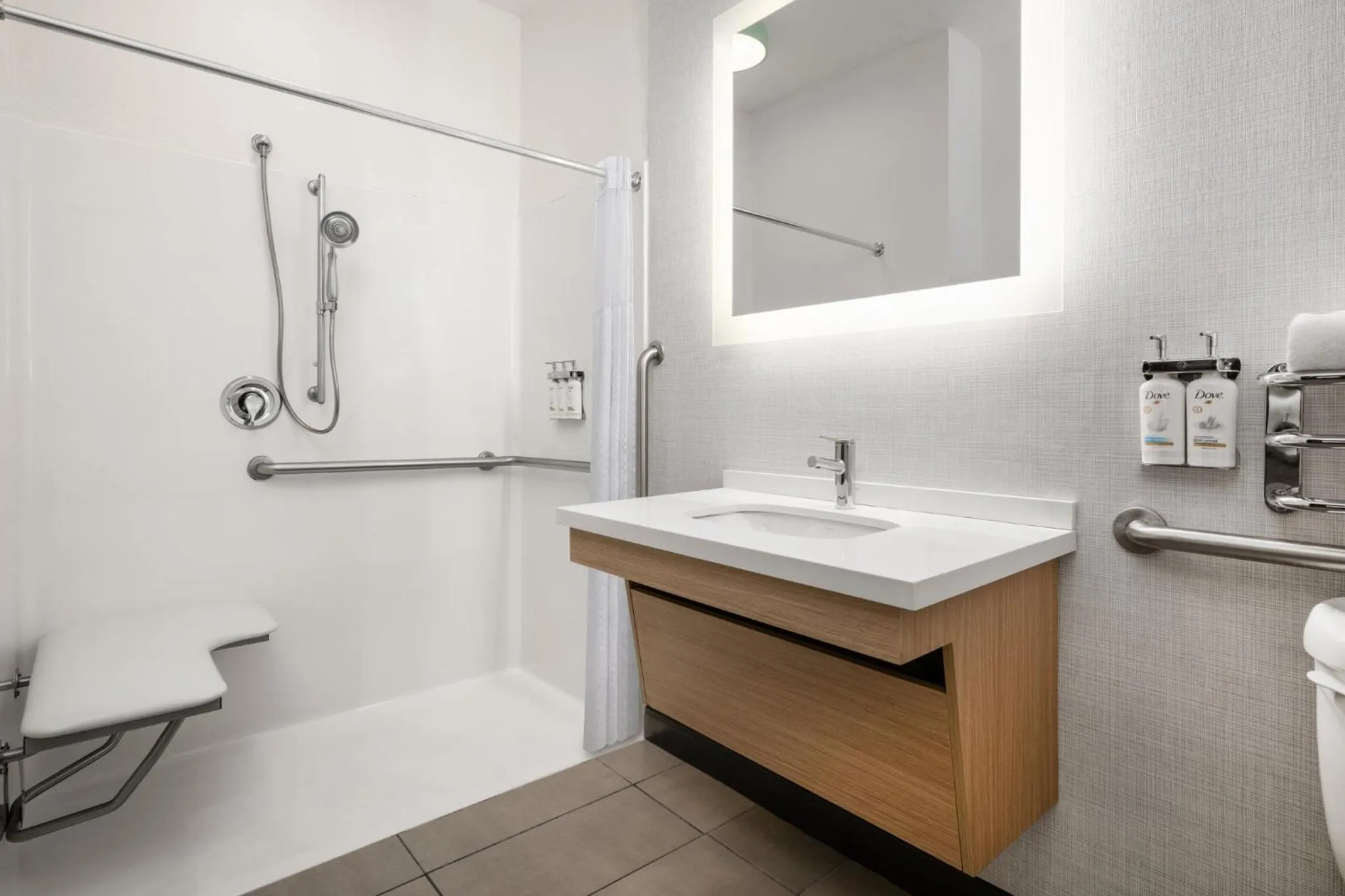 Photo of the whole room in Garner Hotel Brookings by IHG