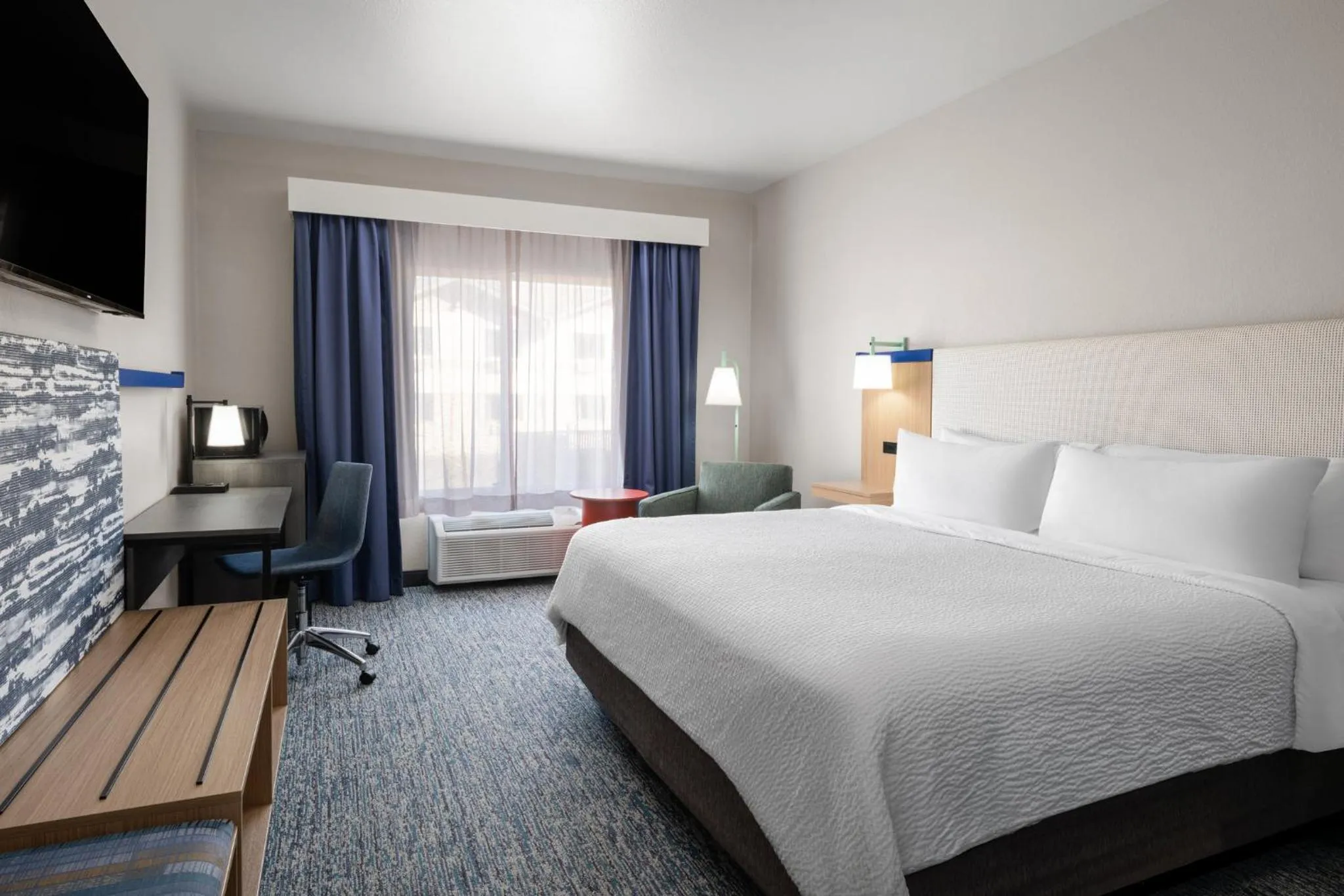 Photo of the whole room, Bed in Garner Hotel Brookings by IHG