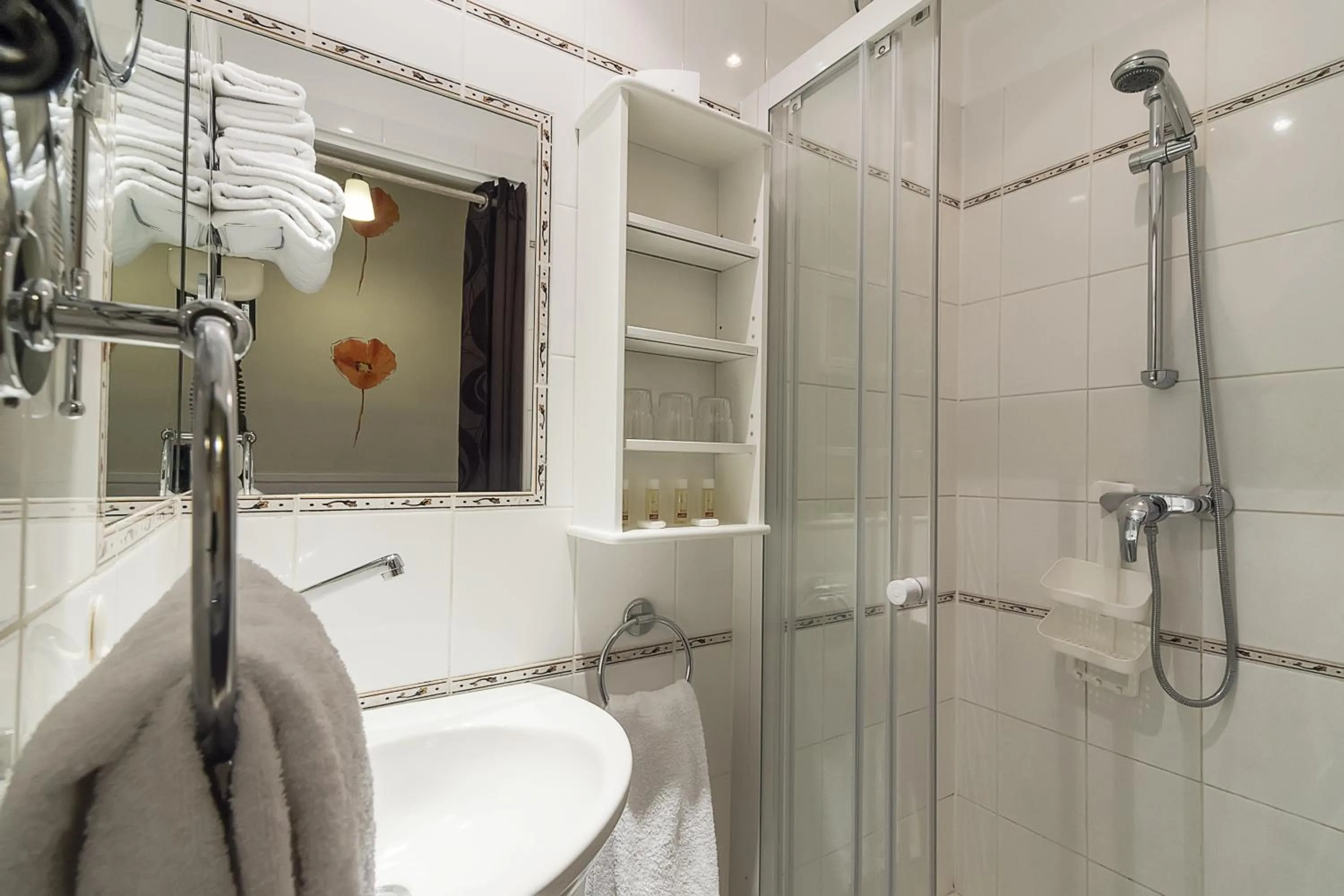 Shower in Hotel Du Moulin d'Or