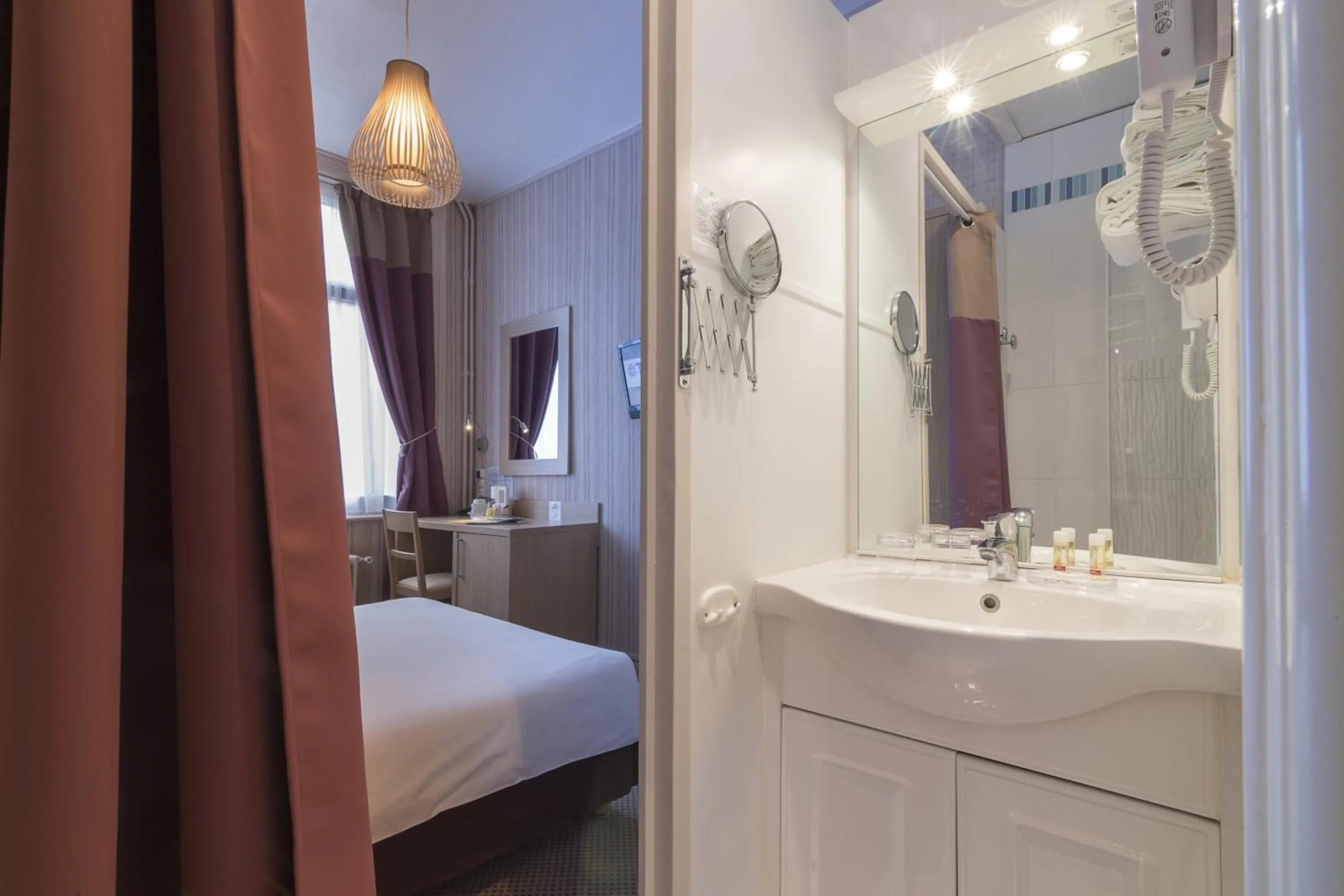 Bathroom, Bed in Hotel Du Moulin d'Or