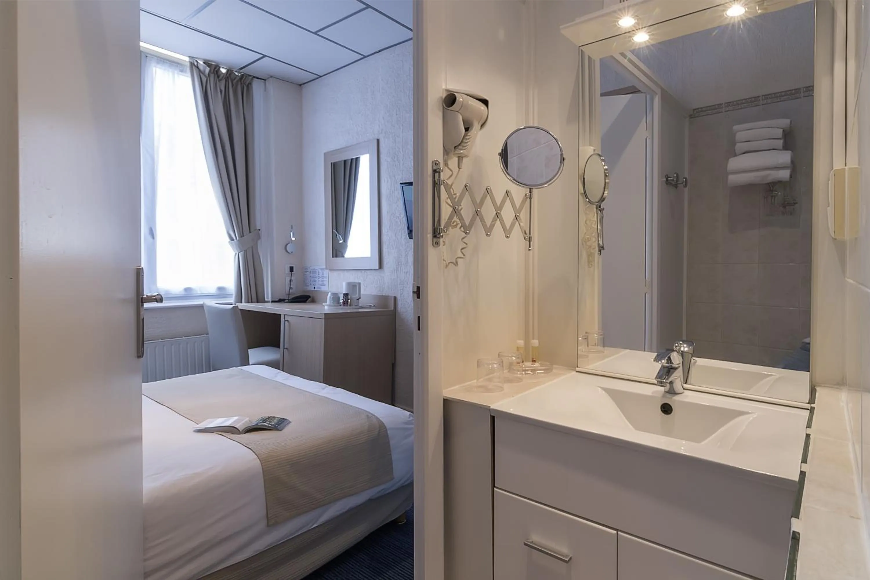 Bathroom, Bed in Hotel Du Moulin d'Or