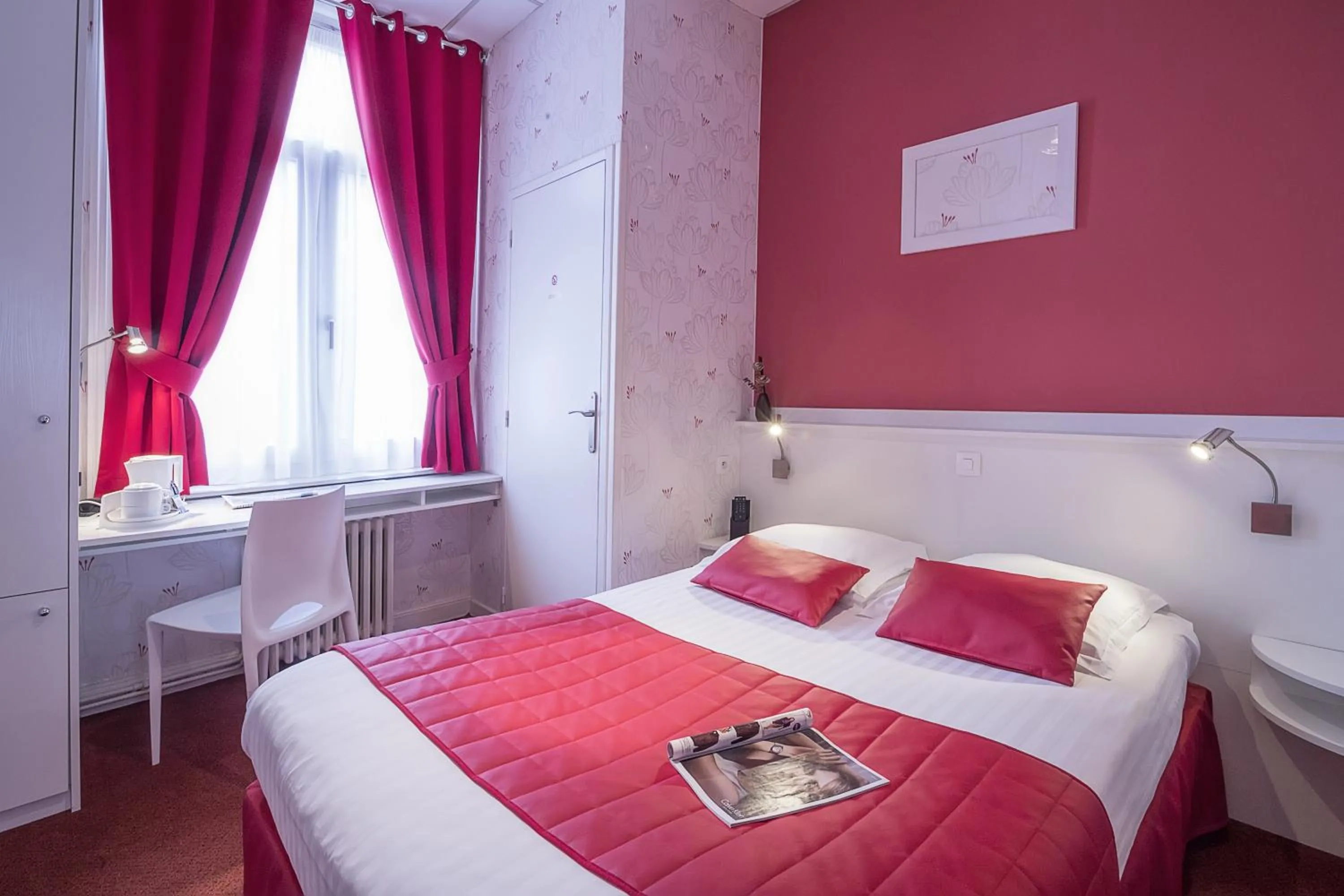 Photo of the whole room, Bed in Hotel Du Moulin d'Or