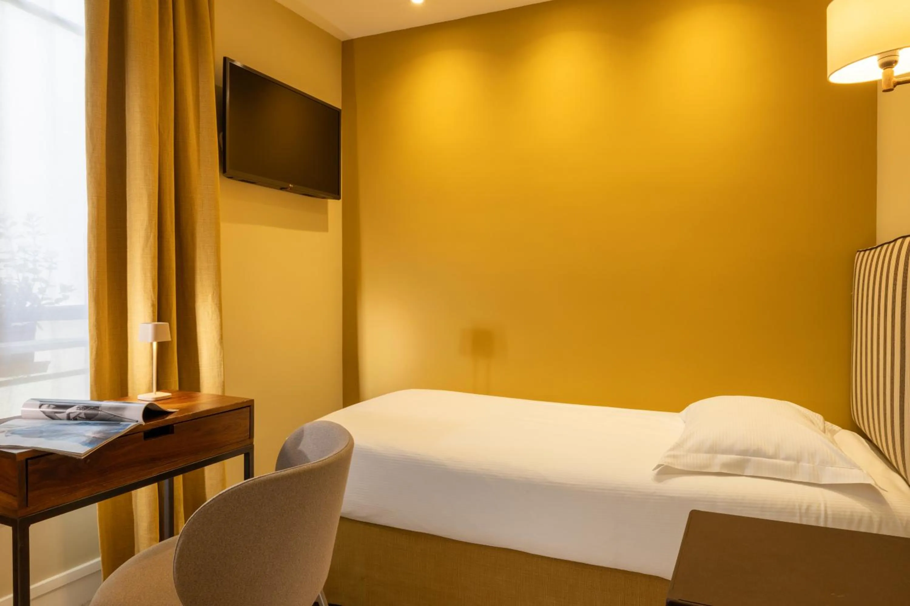 Bedroom, Bed in Hotel Clément