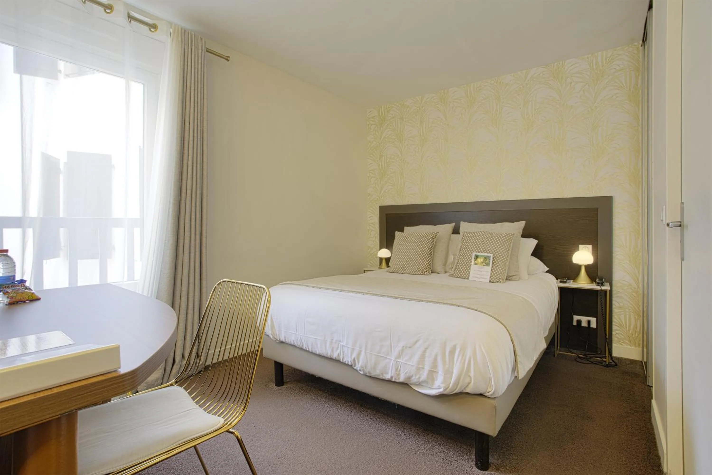 Bedroom, Bed in Hotel Le Relais Saint-Jacques