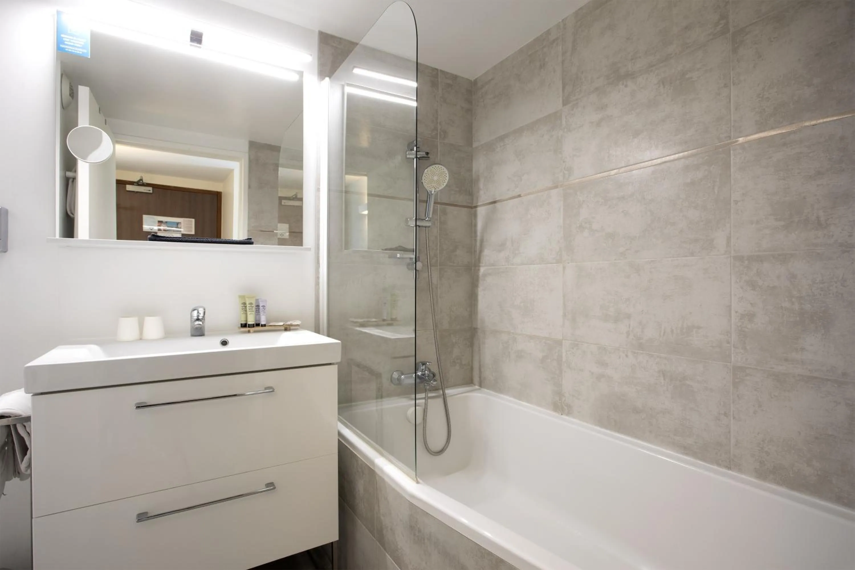 Bathroom in Hotel Le Relais Saint-Jacques