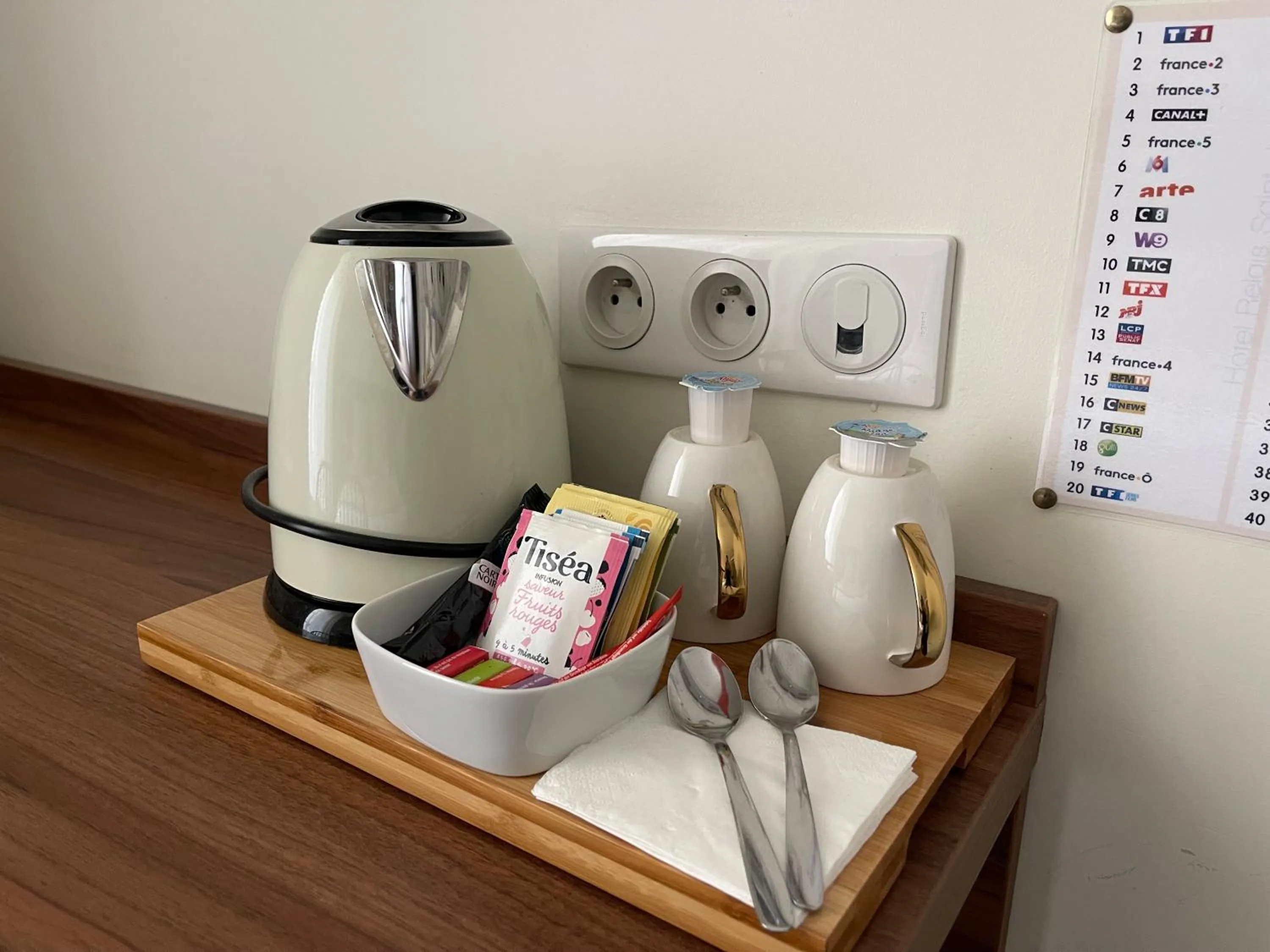 Coffee/tea facilities in Hotel Le Relais Saint-Jacques