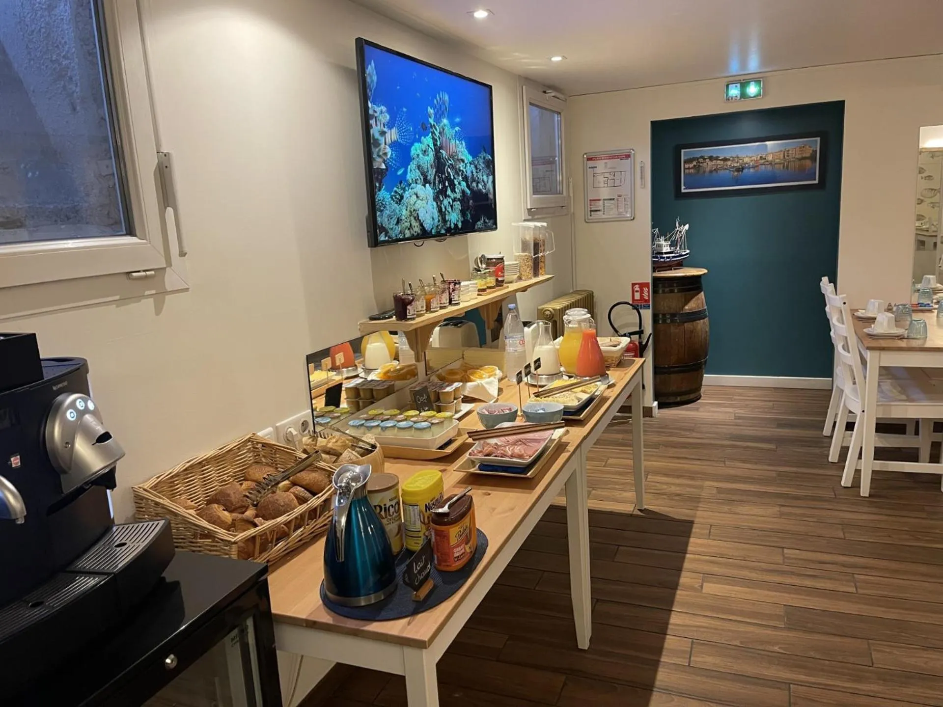 Food and drinks in Hotel Le Relais Saint-Jacques