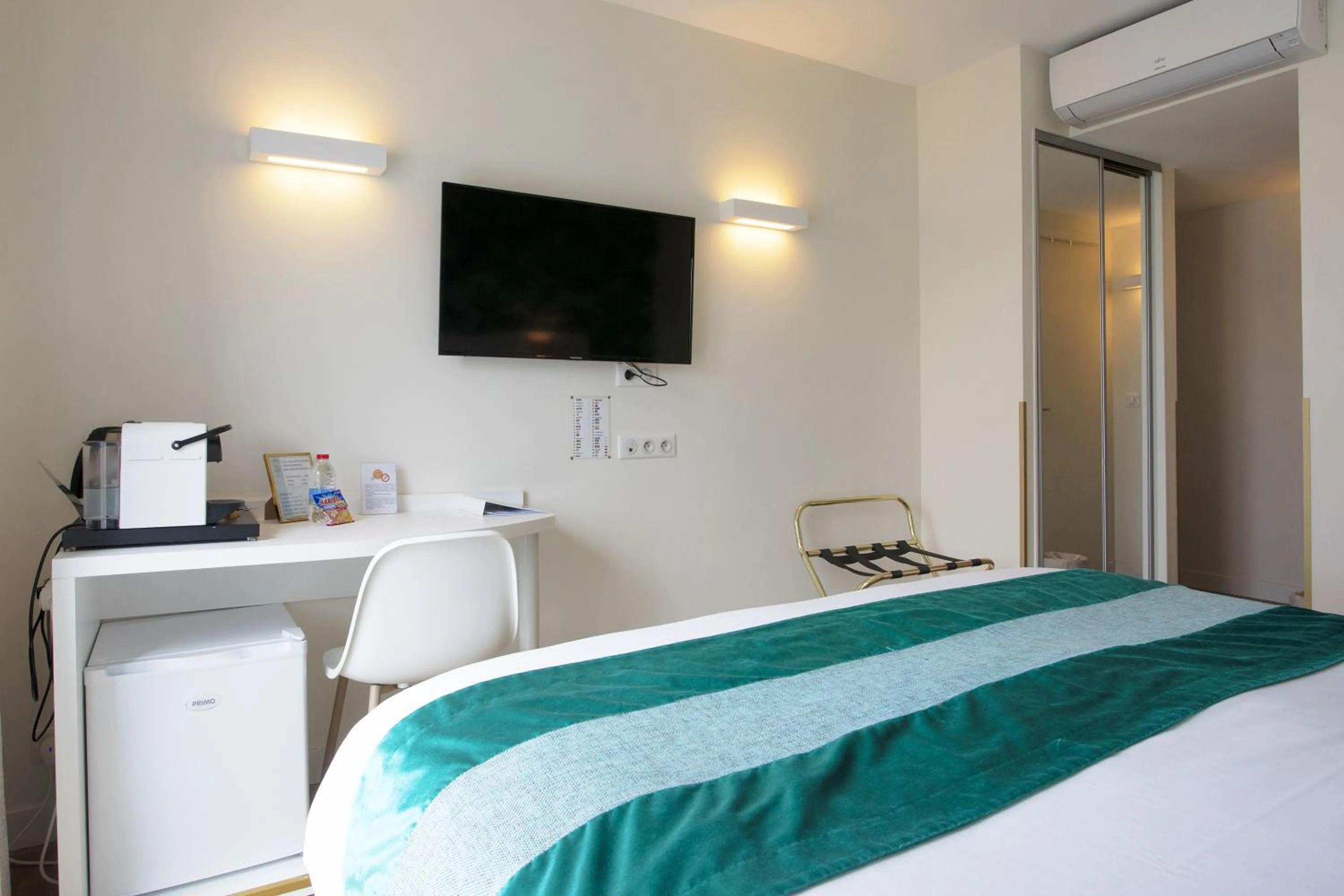 Bedroom, Bed in Hotel Le Relais Saint-Jacques