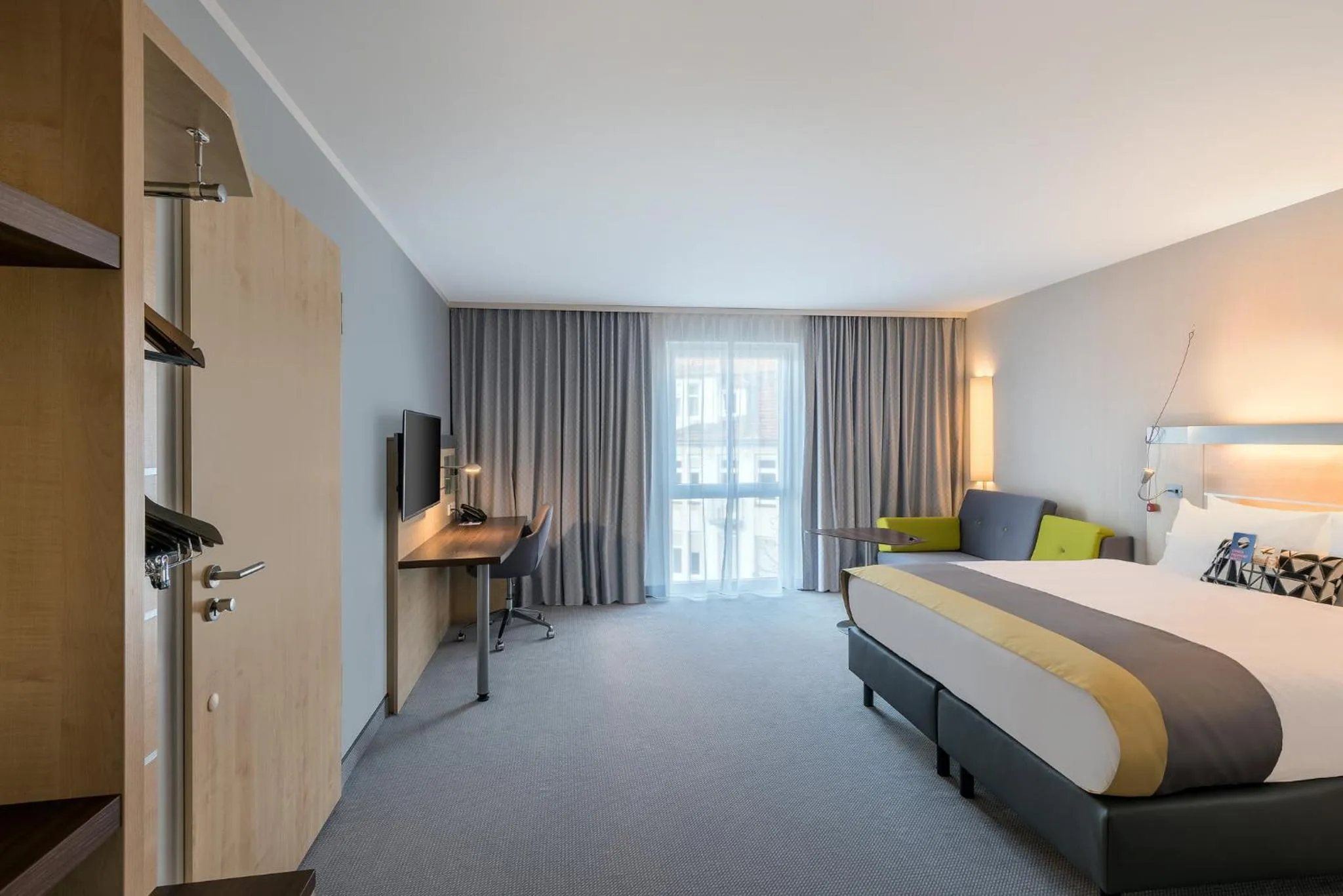 Photo of the whole room, Bed in Holiday Inn Express Gütersloh by IHG
