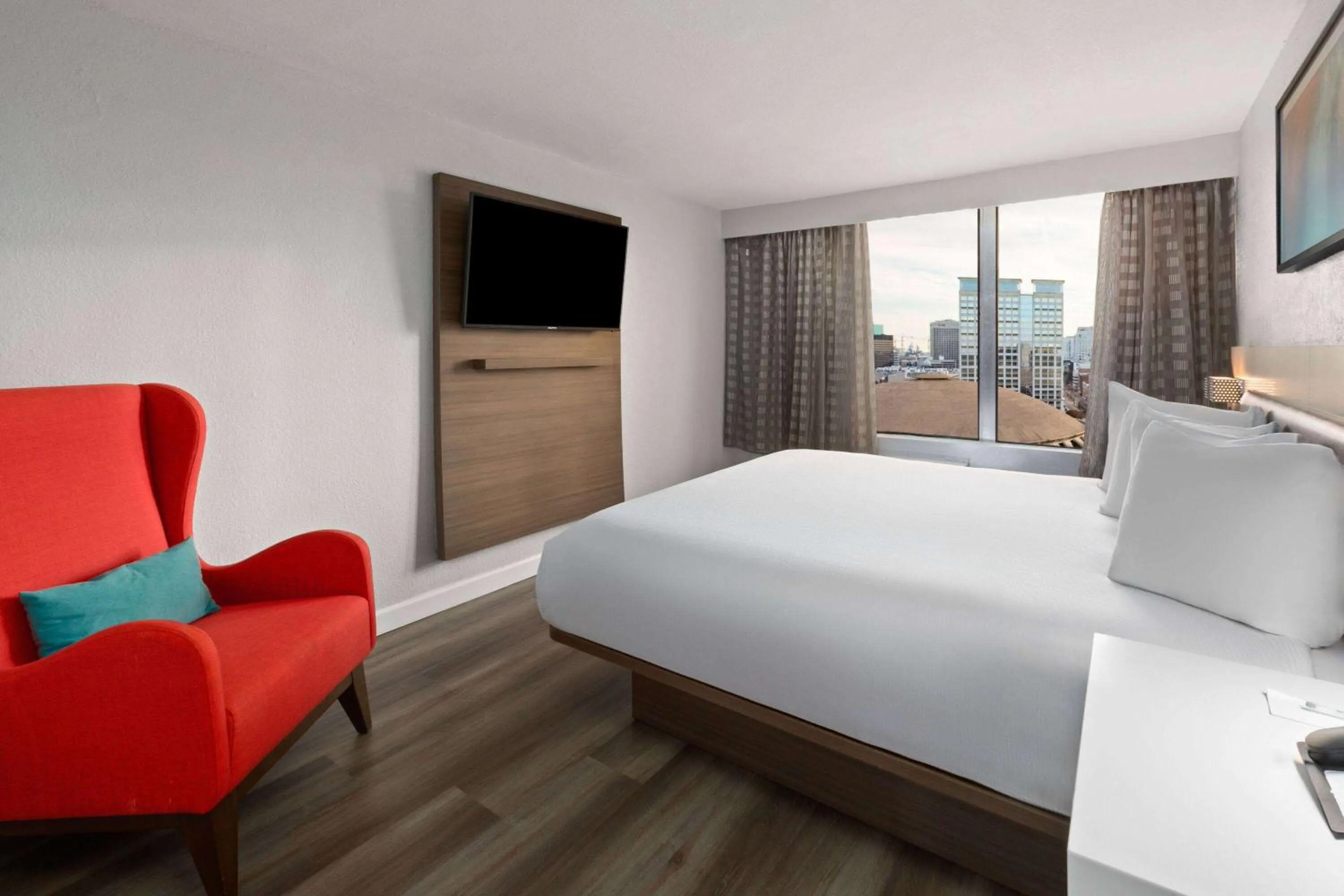 Photo of the whole room, Bed in Wyndham Garden Norfolk Downtown