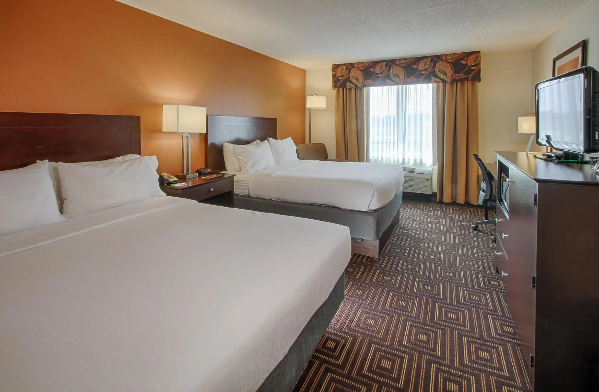 Photo of the whole room, Bed in Holiday Inn Knoxville West - Cedar Bluff Rd by IHG