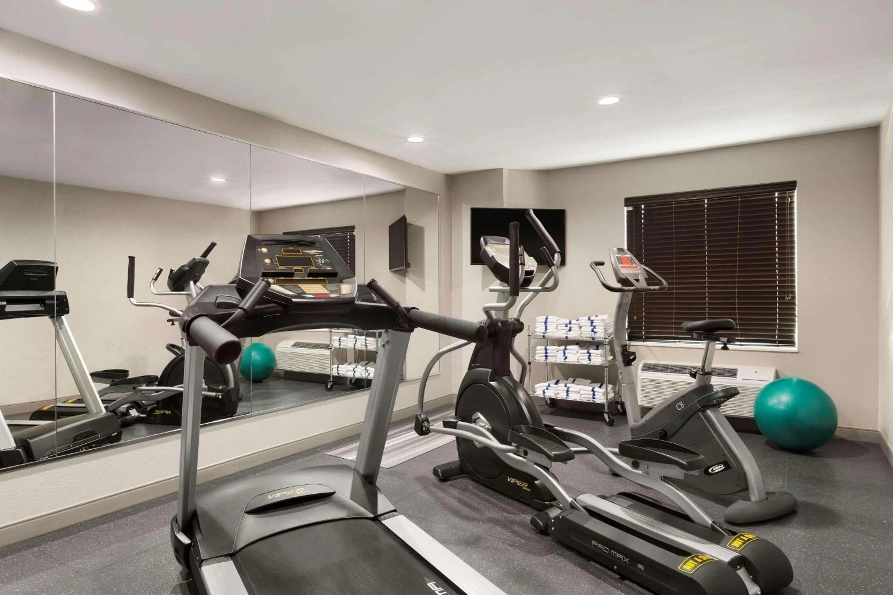Fitness centre/facilities in Country Inn & Suites by Radisson, San Antonio Medical Center, TX