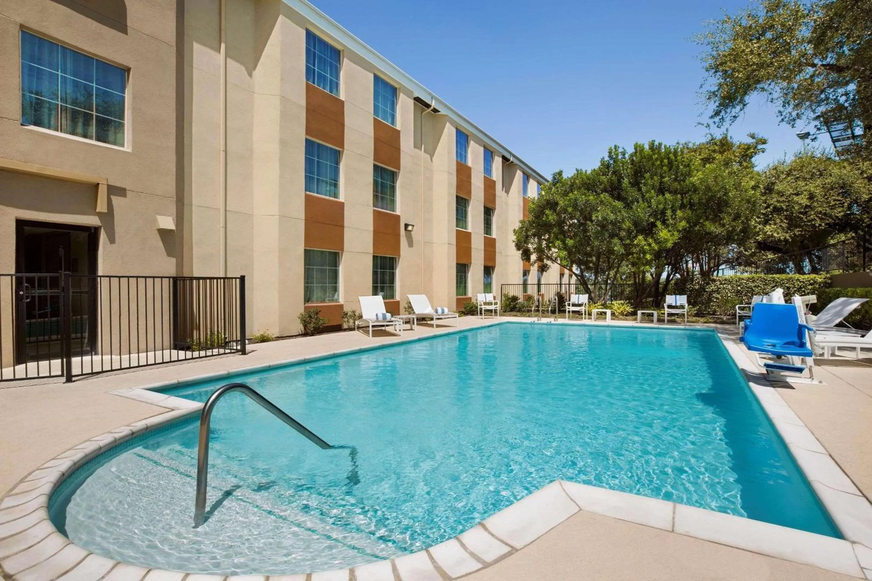Swimming pool in Country Inn & Suites by Radisson, San Antonio Medical Center, TX