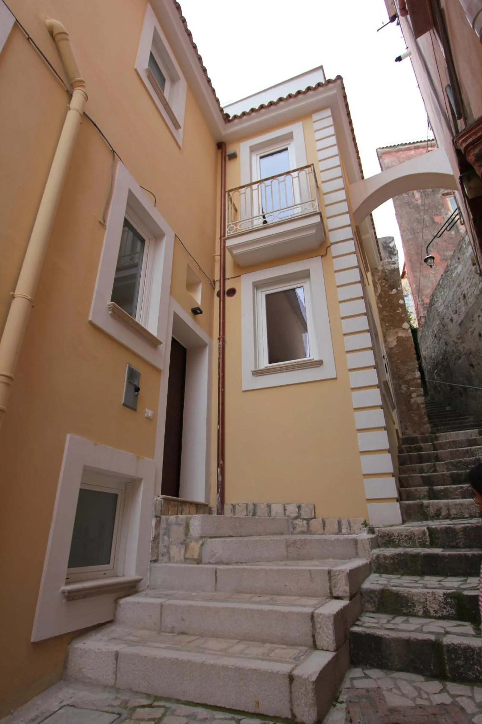 Facade/entrance in Il Viaggiatore Gaeta Medievale B&B