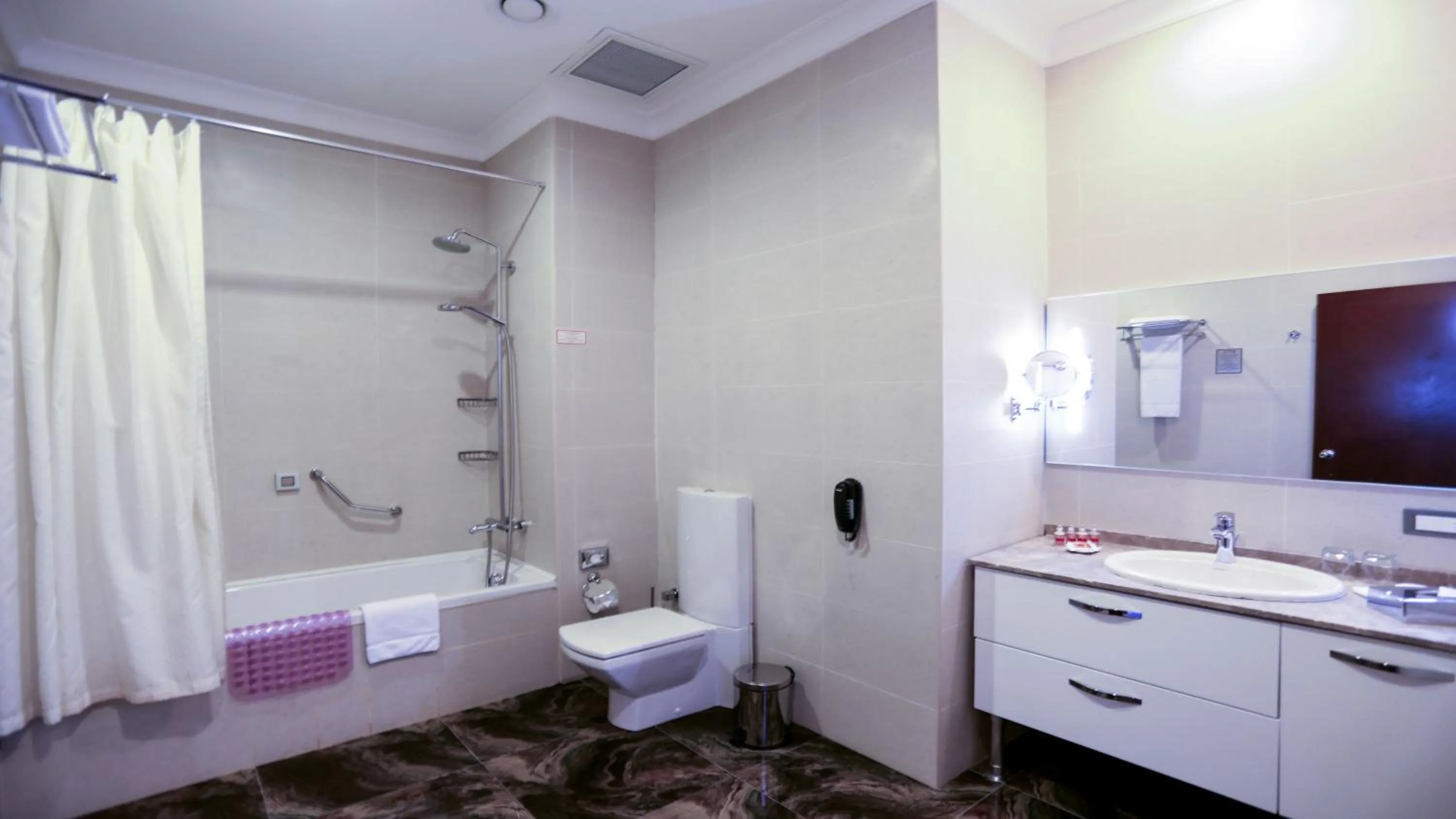 Bathroom in Parkside Hotel & Apartments