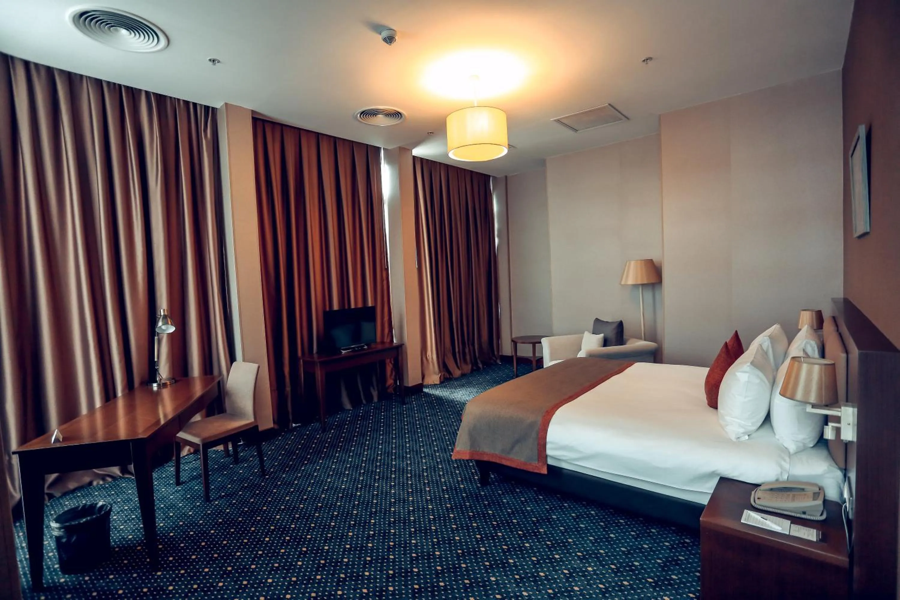 Bed in Parkside Hotel & Apartments