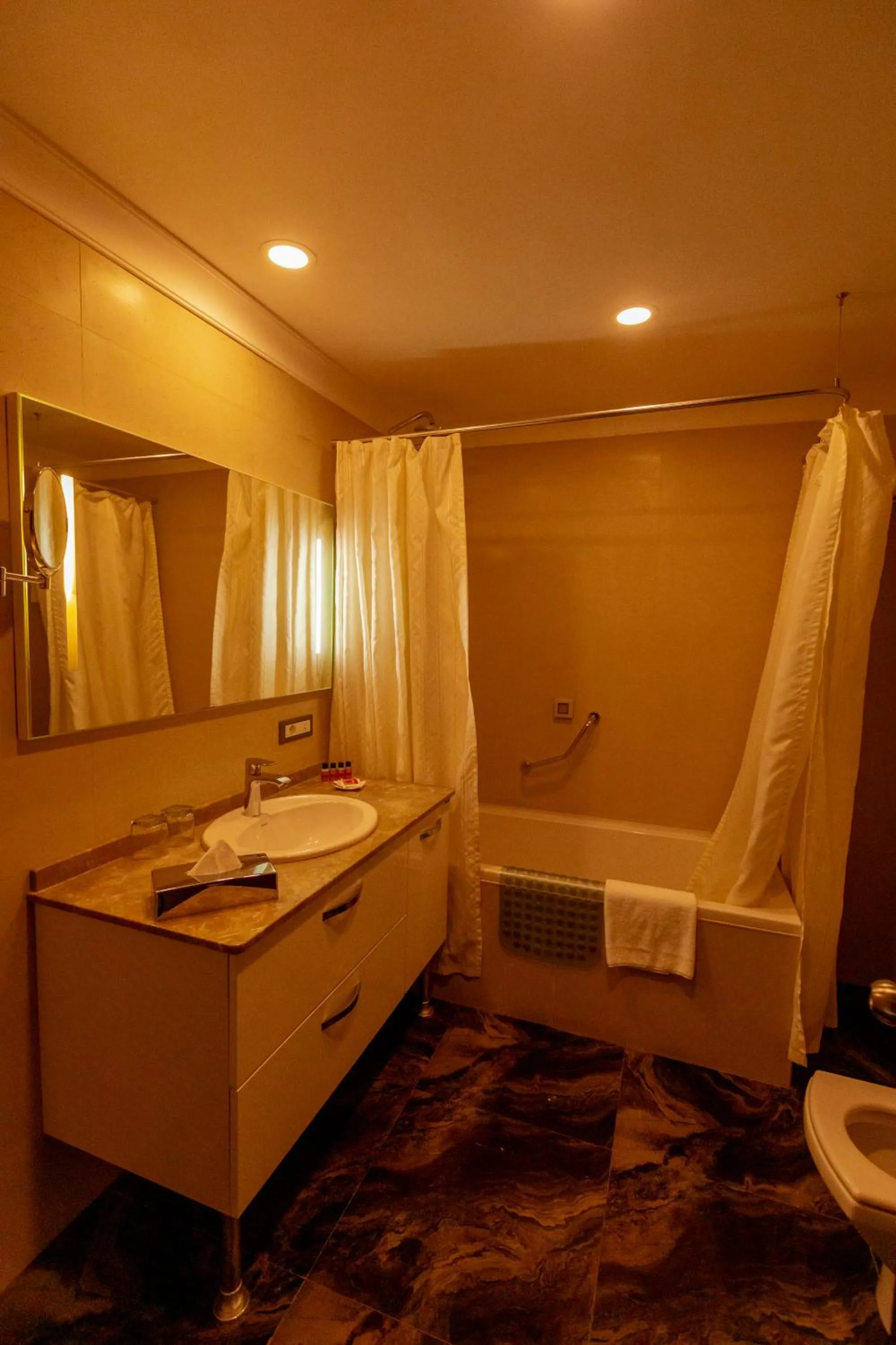 Bath in Parkside Hotel & Apartments