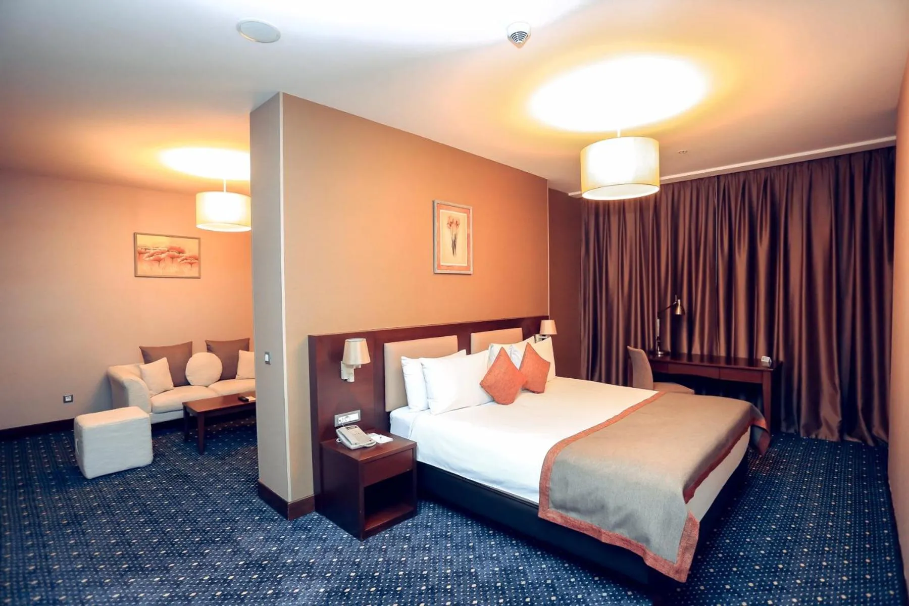 Bed in Parkside Hotel & Apartments