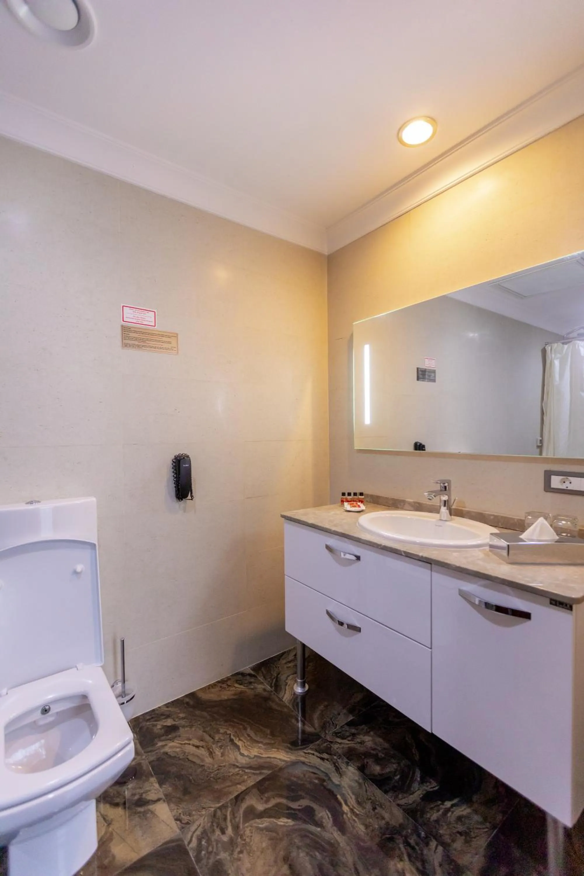 Bath in Parkside Hotel & Apartments