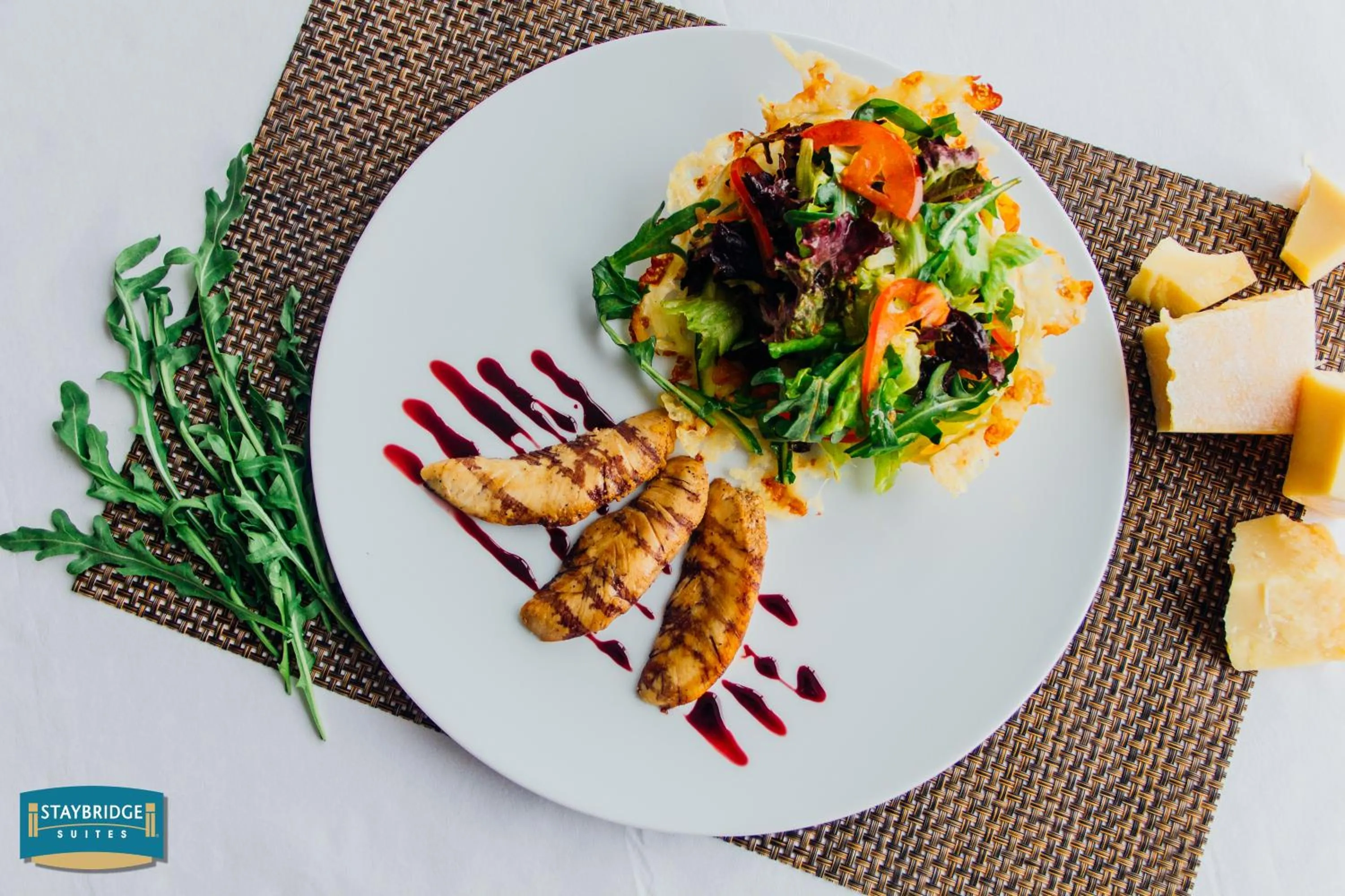 Food and drinks in Parkside Hotel & Apartments