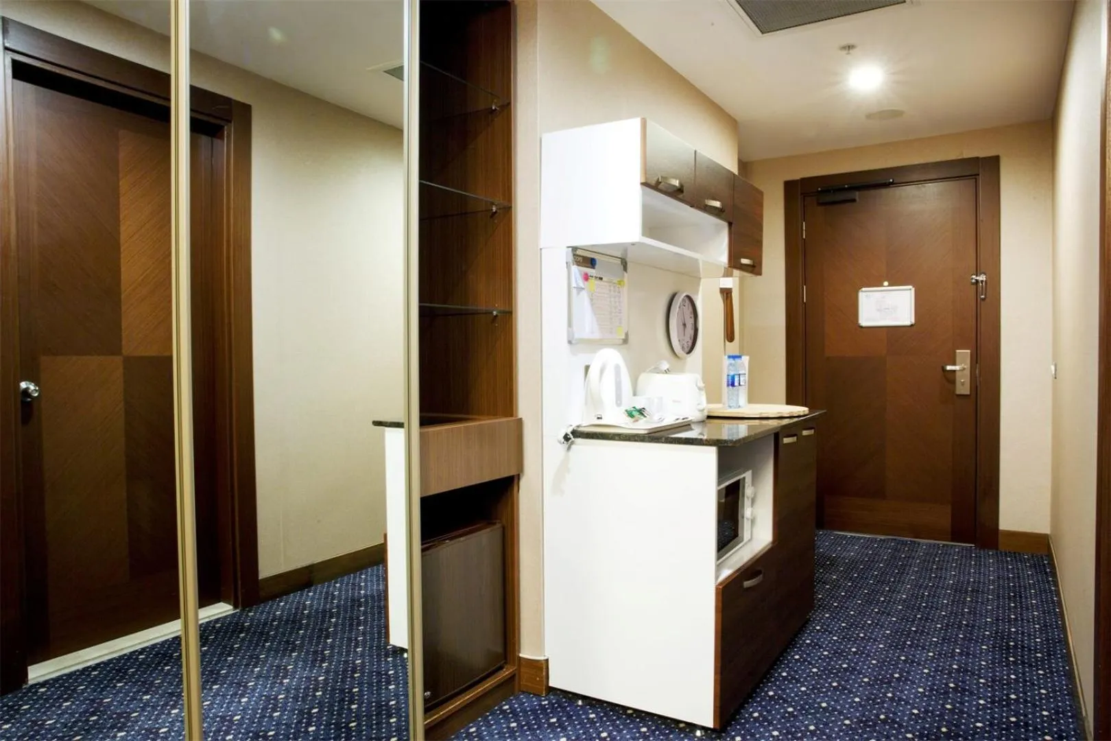 Kitchen or kitchenette in Parkside Hotel & Apartments