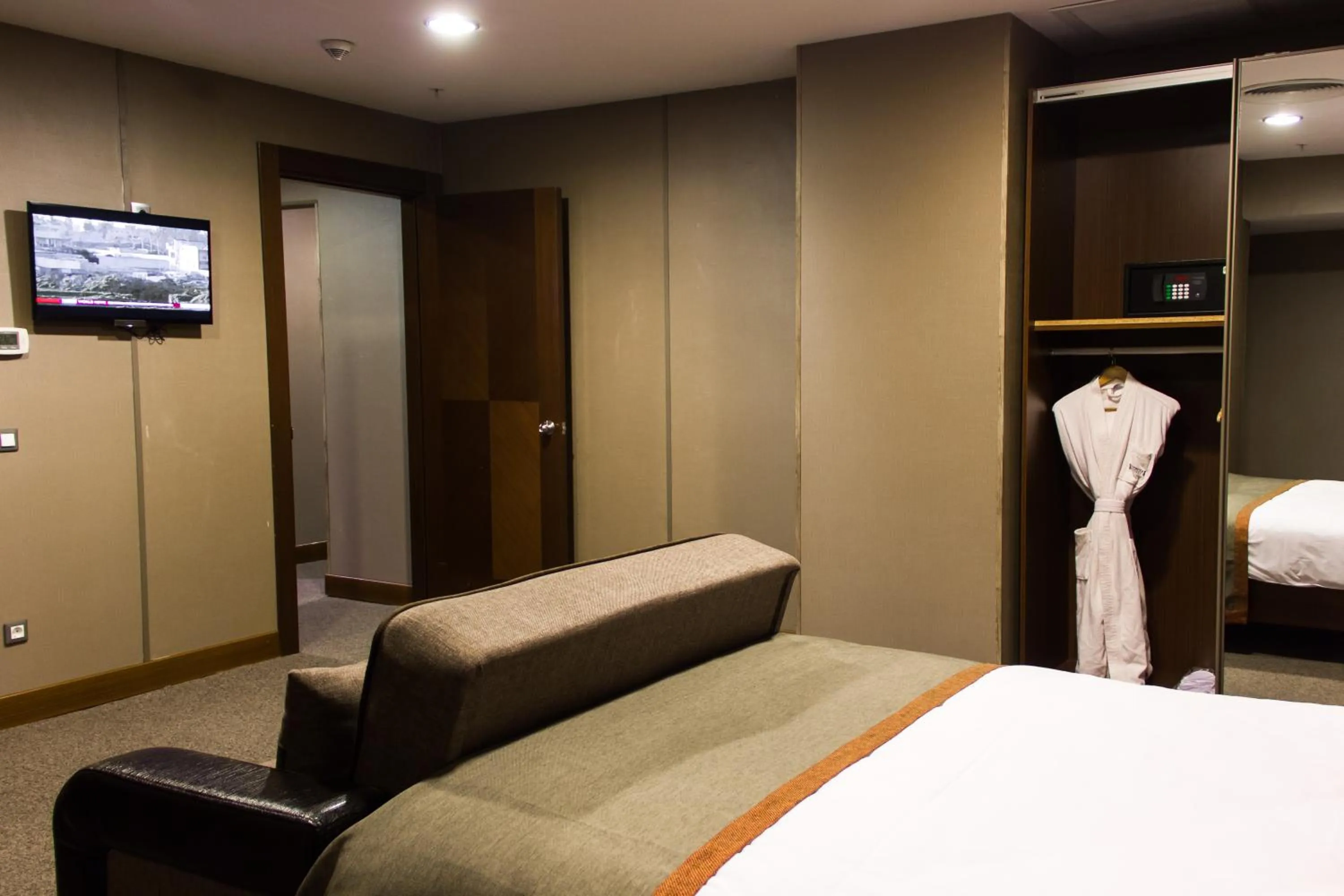 Bedroom, Bed in Parkside Hotel & Apartments