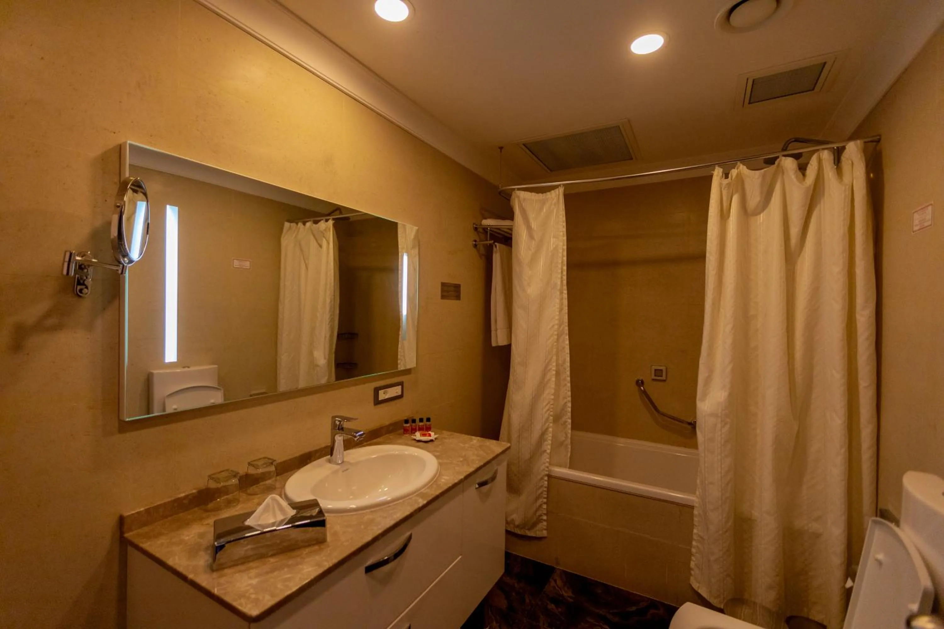 Bath in Parkside Hotel & Apartments