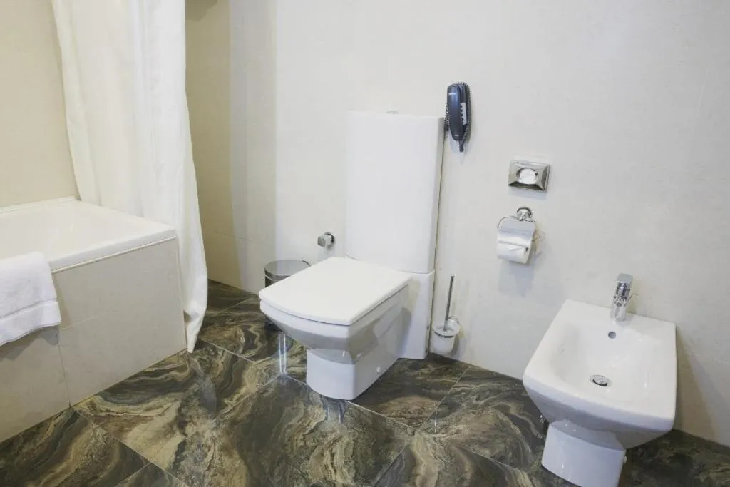 Toilet in Parkside Hotel & Apartments