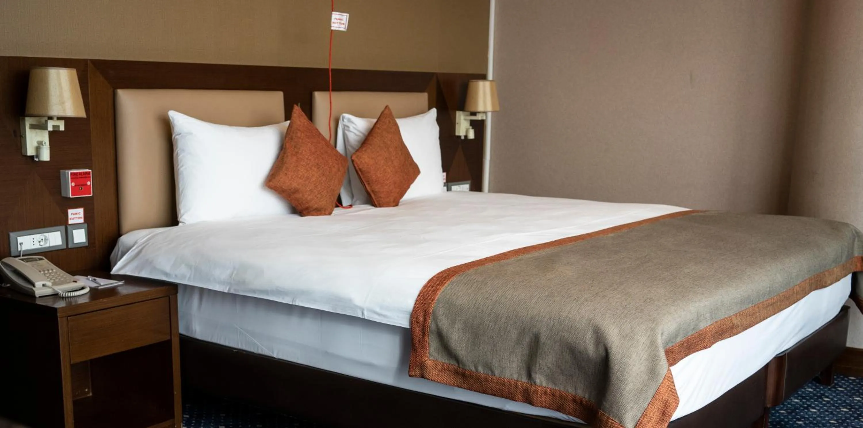 Bed in Parkside Hotel & Apartments