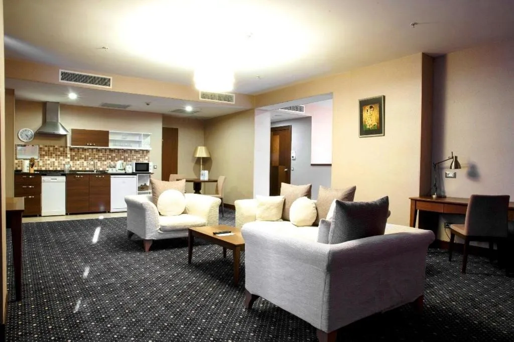 Kitchen or kitchenette in Parkside Hotel & Apartments