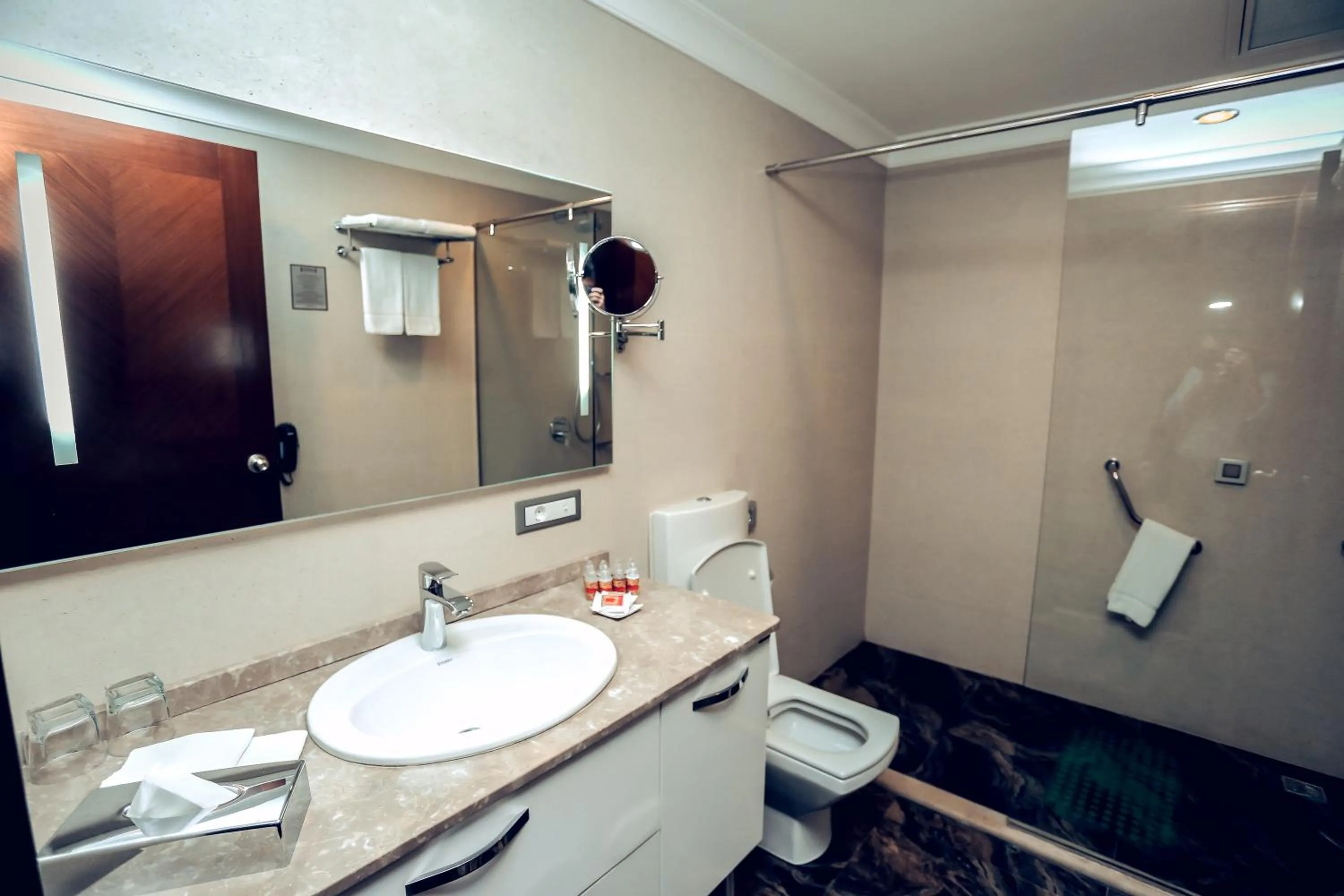 Shower in Parkside Hotel & Apartments