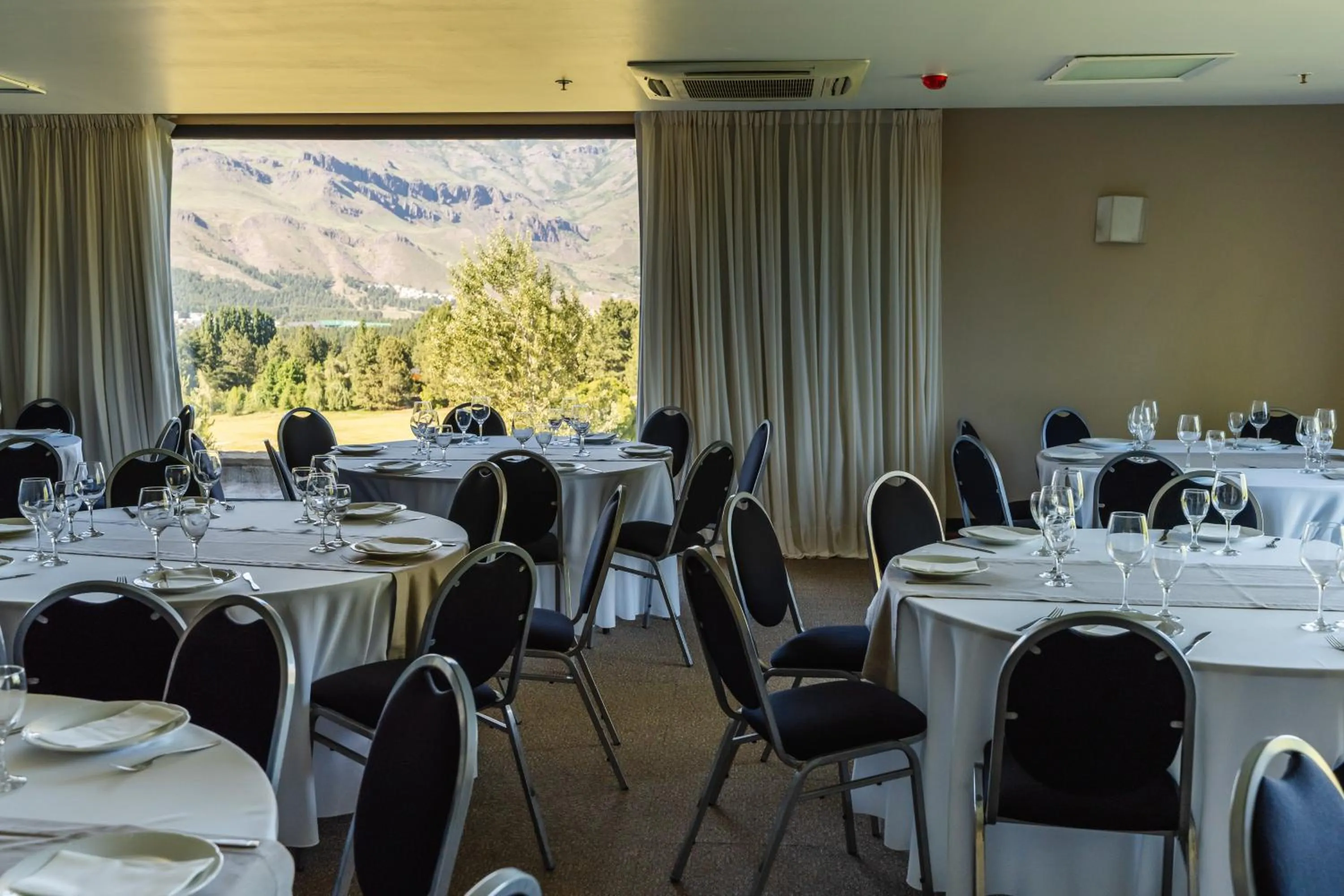 Banquet/Function facilities in Loi Suites Chapelco Hotel