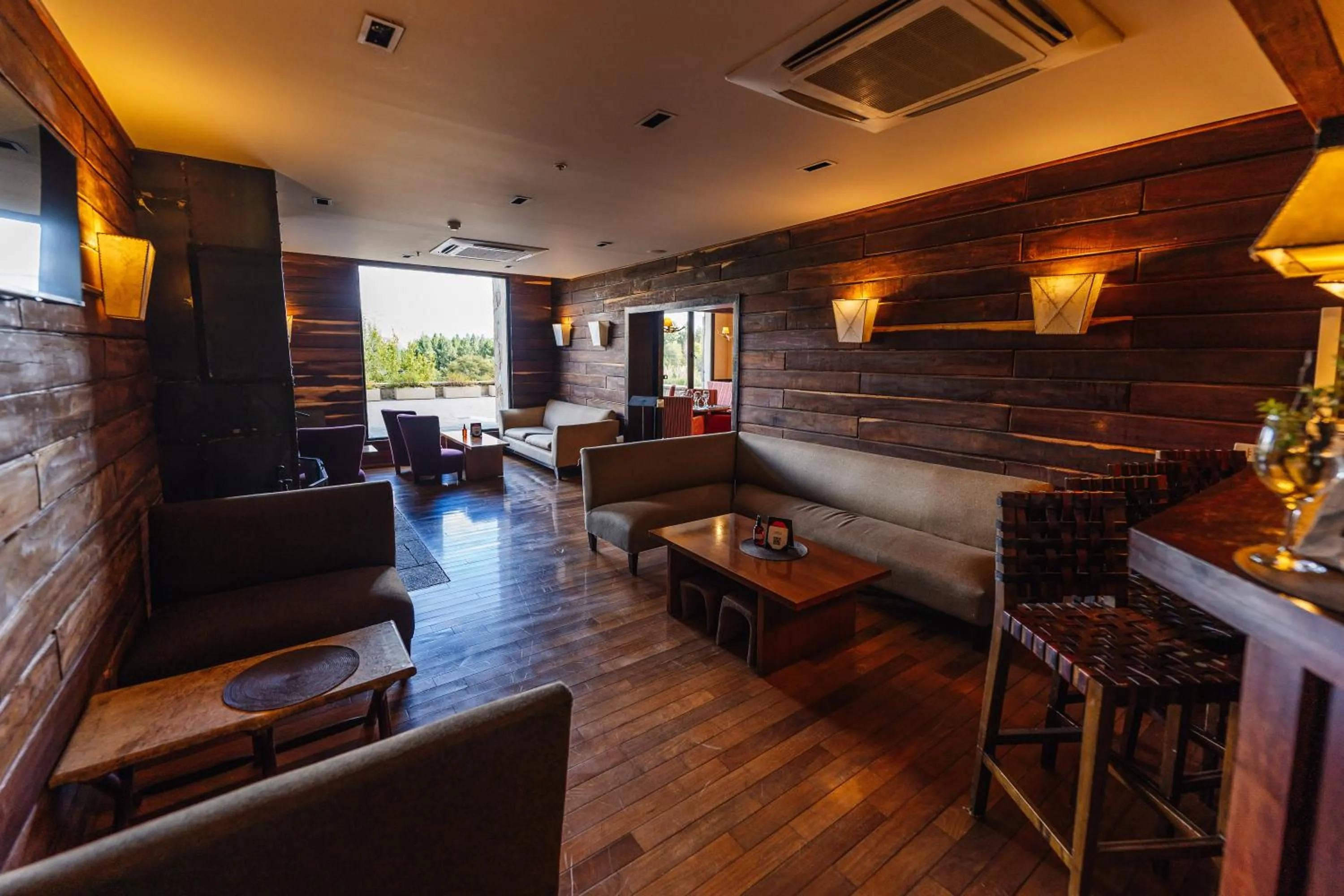 Lounge or bar in Loi Suites Chapelco Hotel