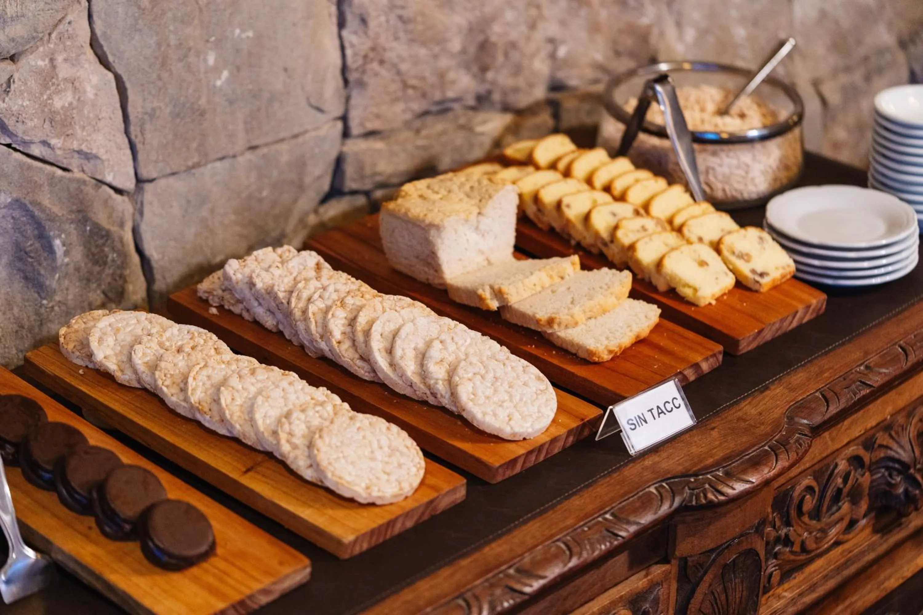 Buffet breakfast in Loi Suites Chapelco Hotel