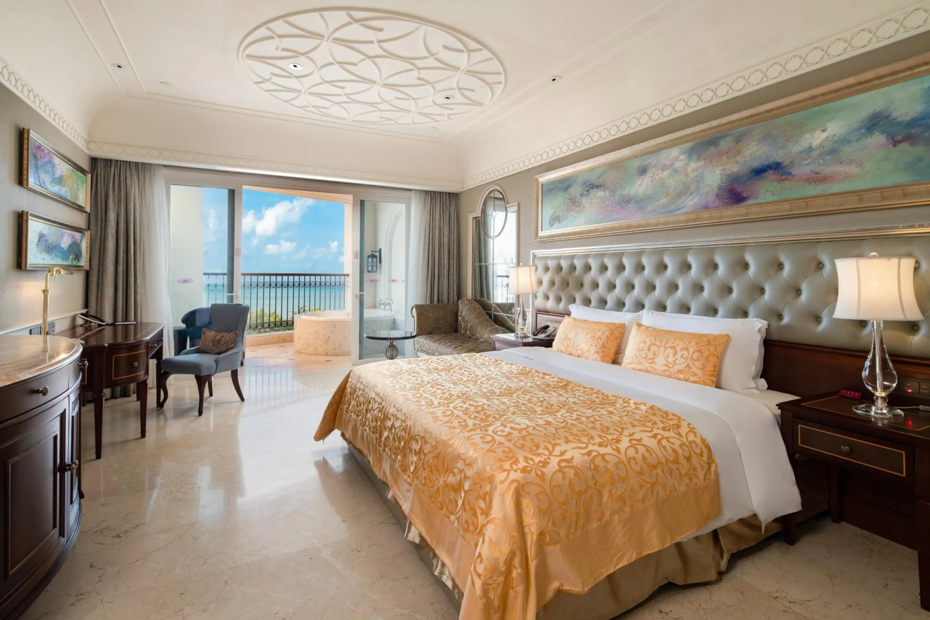 Photo of the whole room, Bed in Crowne Plaza Resort Sanya Bay by IHG