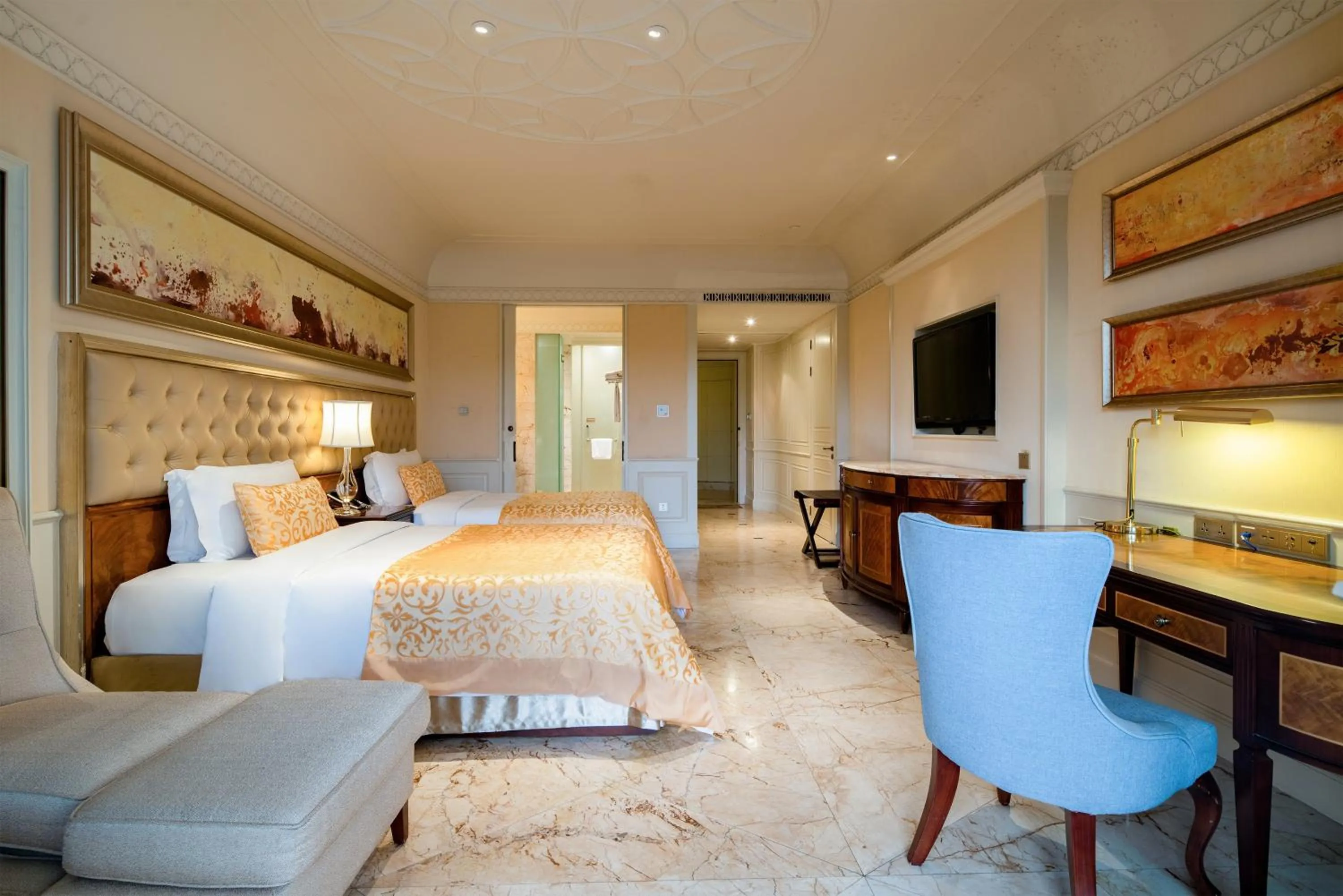 Photo of the whole room, Bed in Crowne Plaza Resort Sanya Bay by IHG