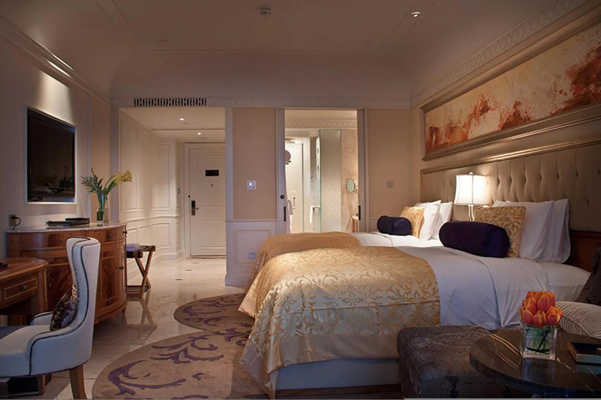 Photo of the whole room, Bed in Crowne Plaza Resort Sanya Bay by IHG