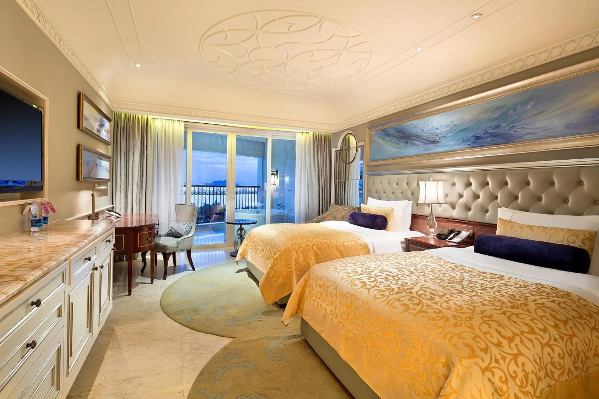 Photo of the whole room, Bed in Crowne Plaza Resort Sanya Bay by IHG