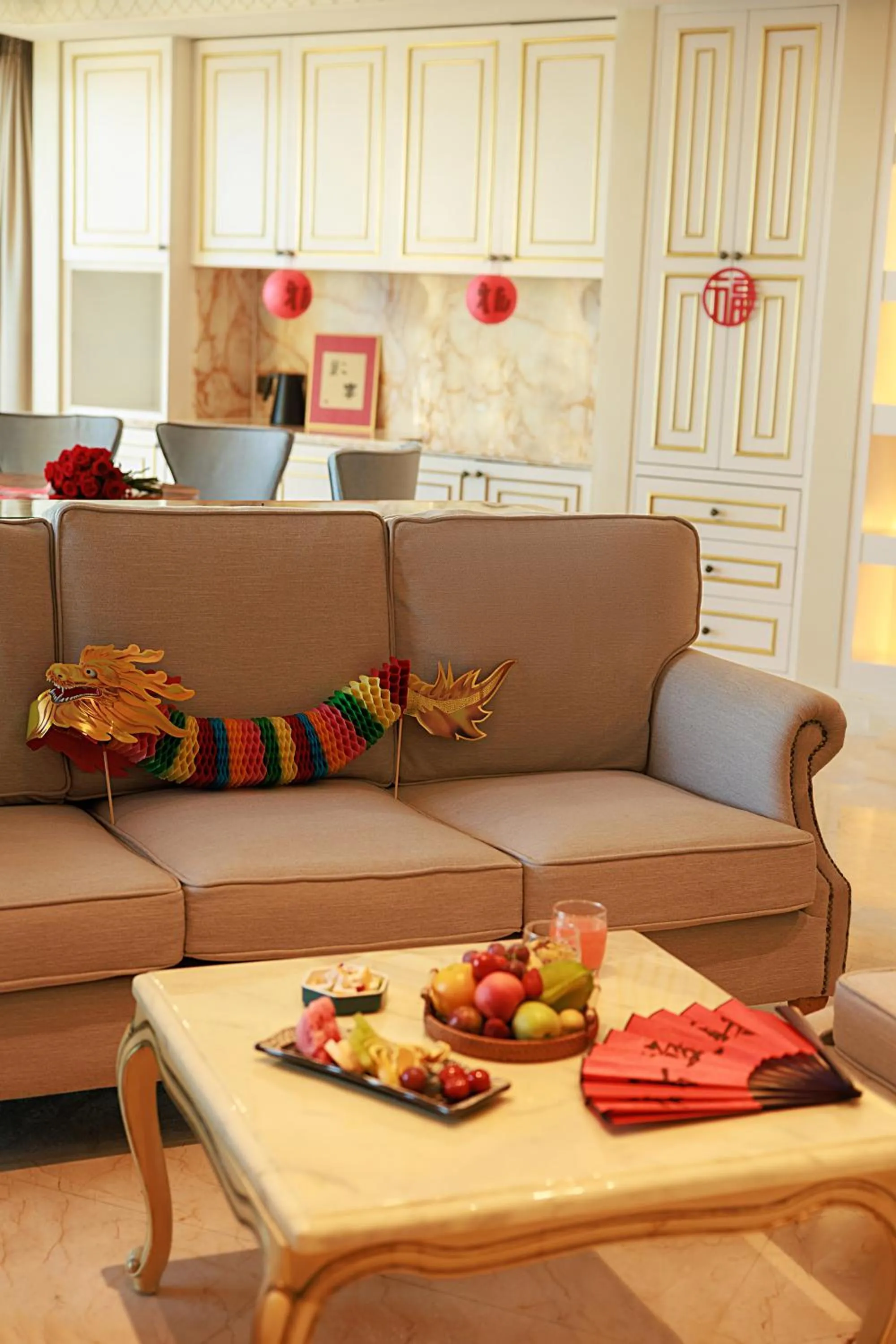 Communal lounge/ TV room in Crowne Plaza Resort Sanya Bay by IHG