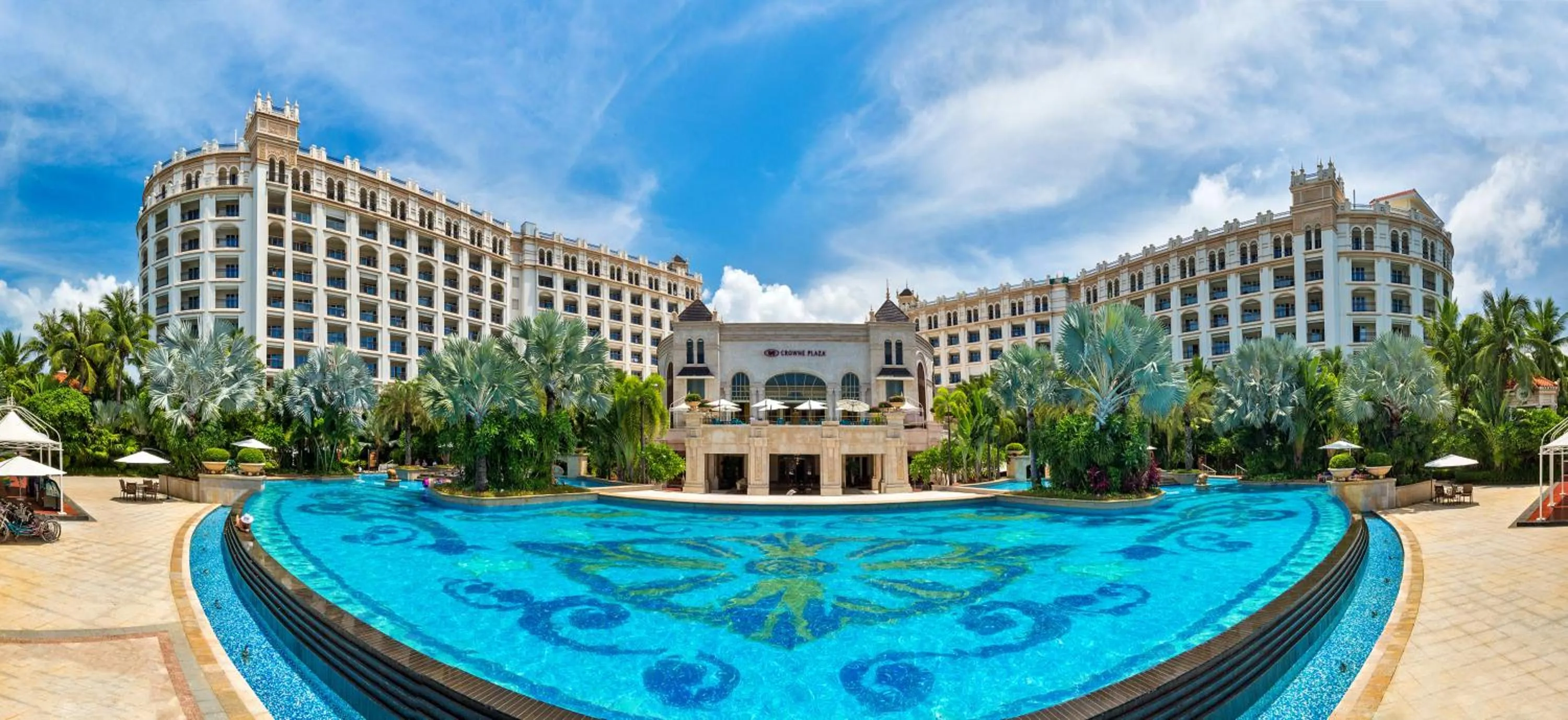 Swimming pool in Crowne Plaza Resort Sanya Bay by IHG