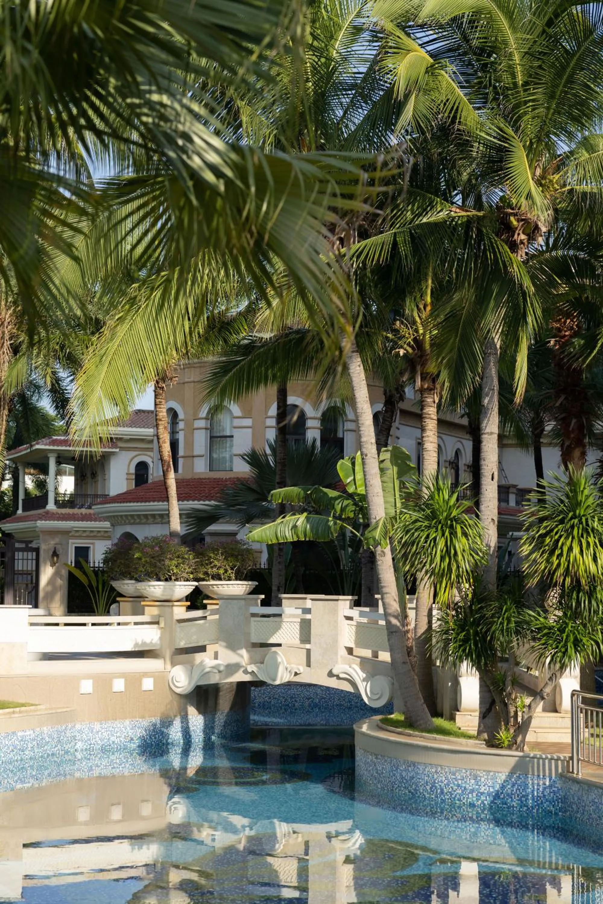 Garden in Crowne Plaza Resort Sanya Bay by IHG