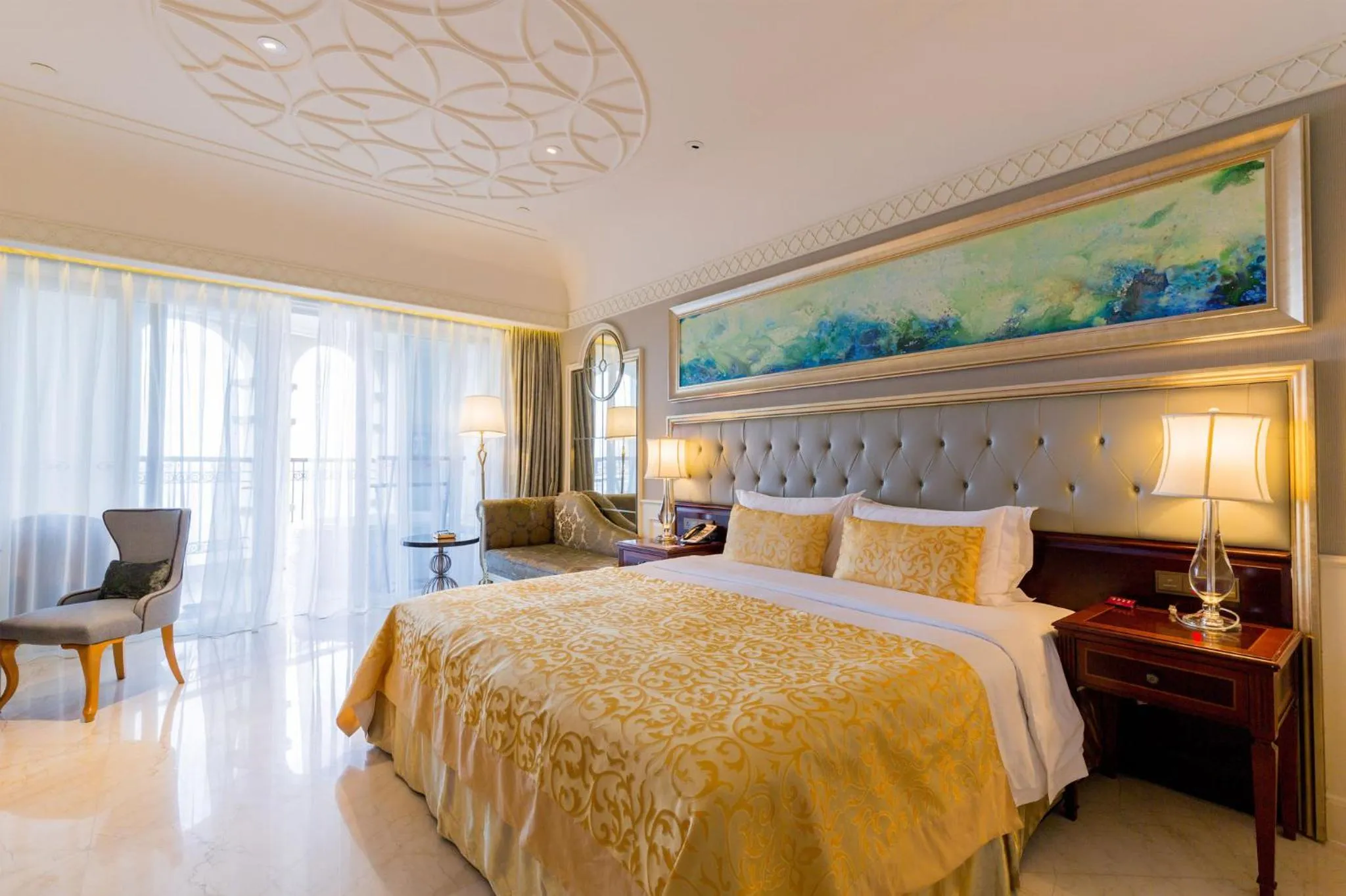 Photo of the whole room, Bed in Crowne Plaza Resort Sanya Bay by IHG