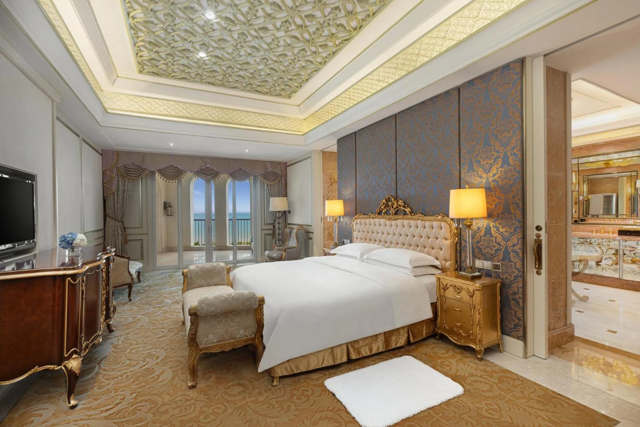 Photo of the whole room, Bed in Crowne Plaza Resort Sanya Bay by IHG