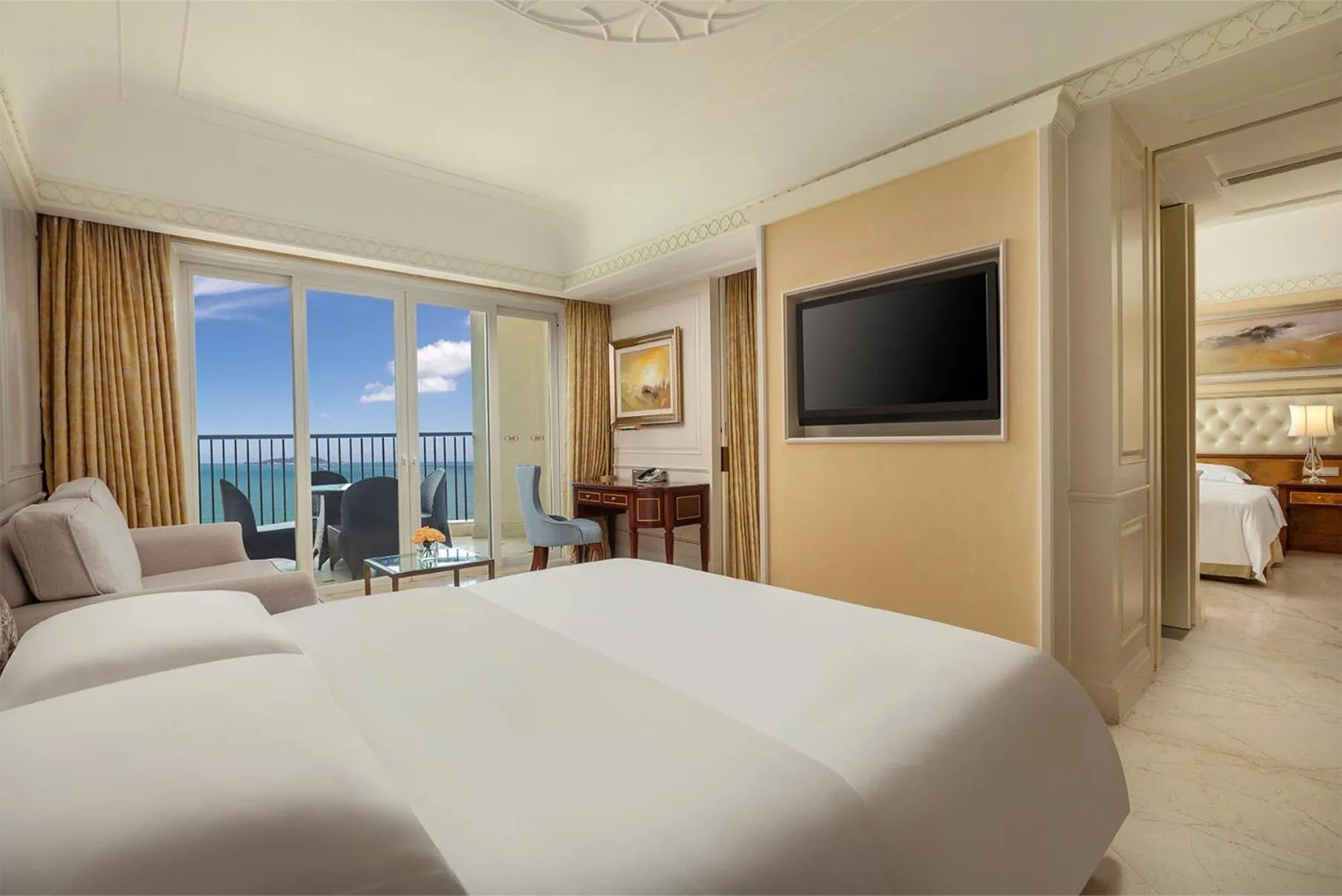 Photo of the whole room, Bed in Crowne Plaza Resort Sanya Bay by IHG