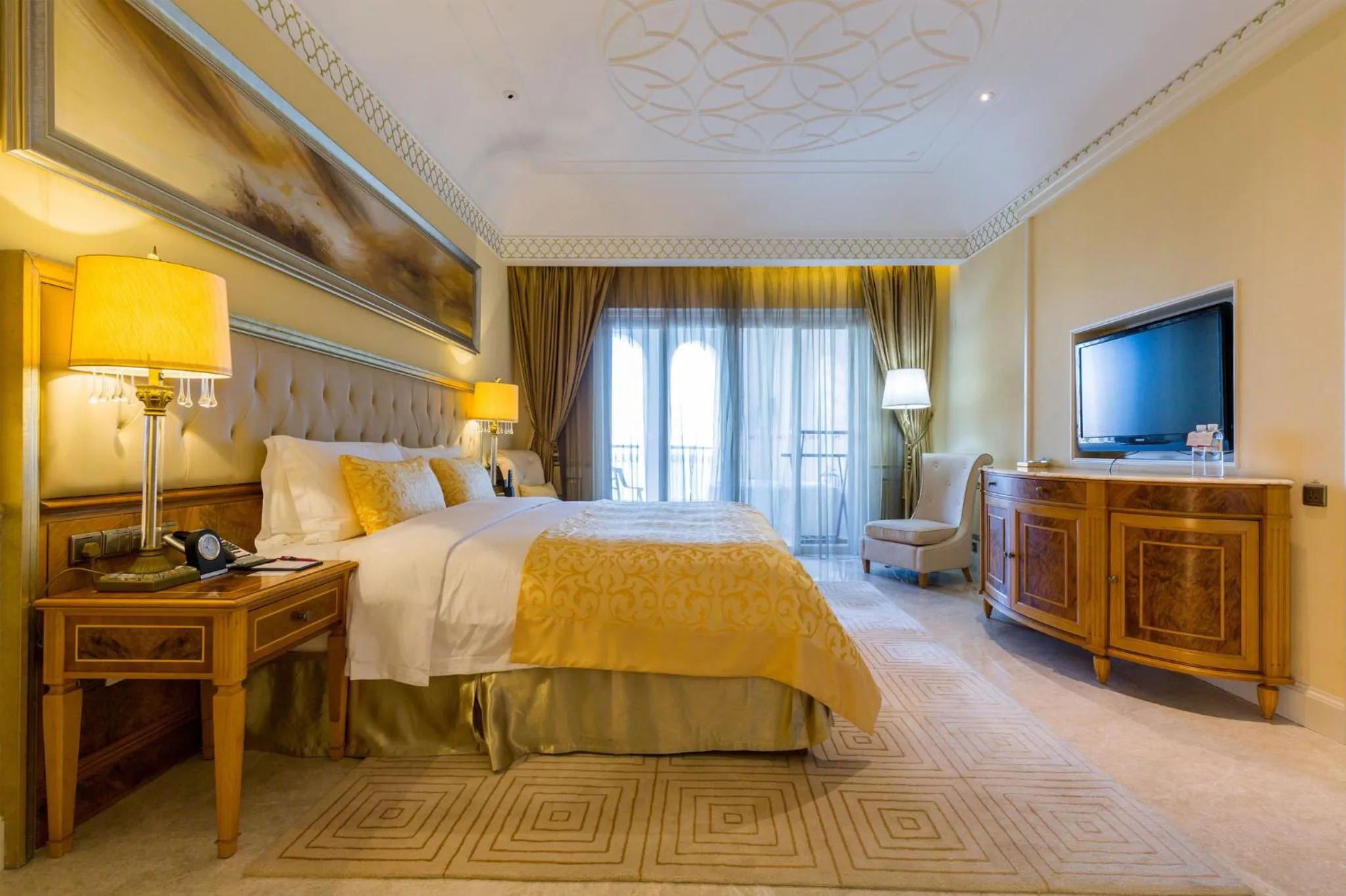Photo of the whole room, Bed in Crowne Plaza Resort Sanya Bay by IHG