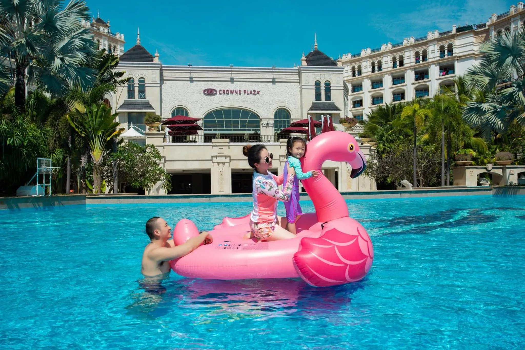 Swimming pool in Crowne Plaza Resort Sanya Bay by IHG