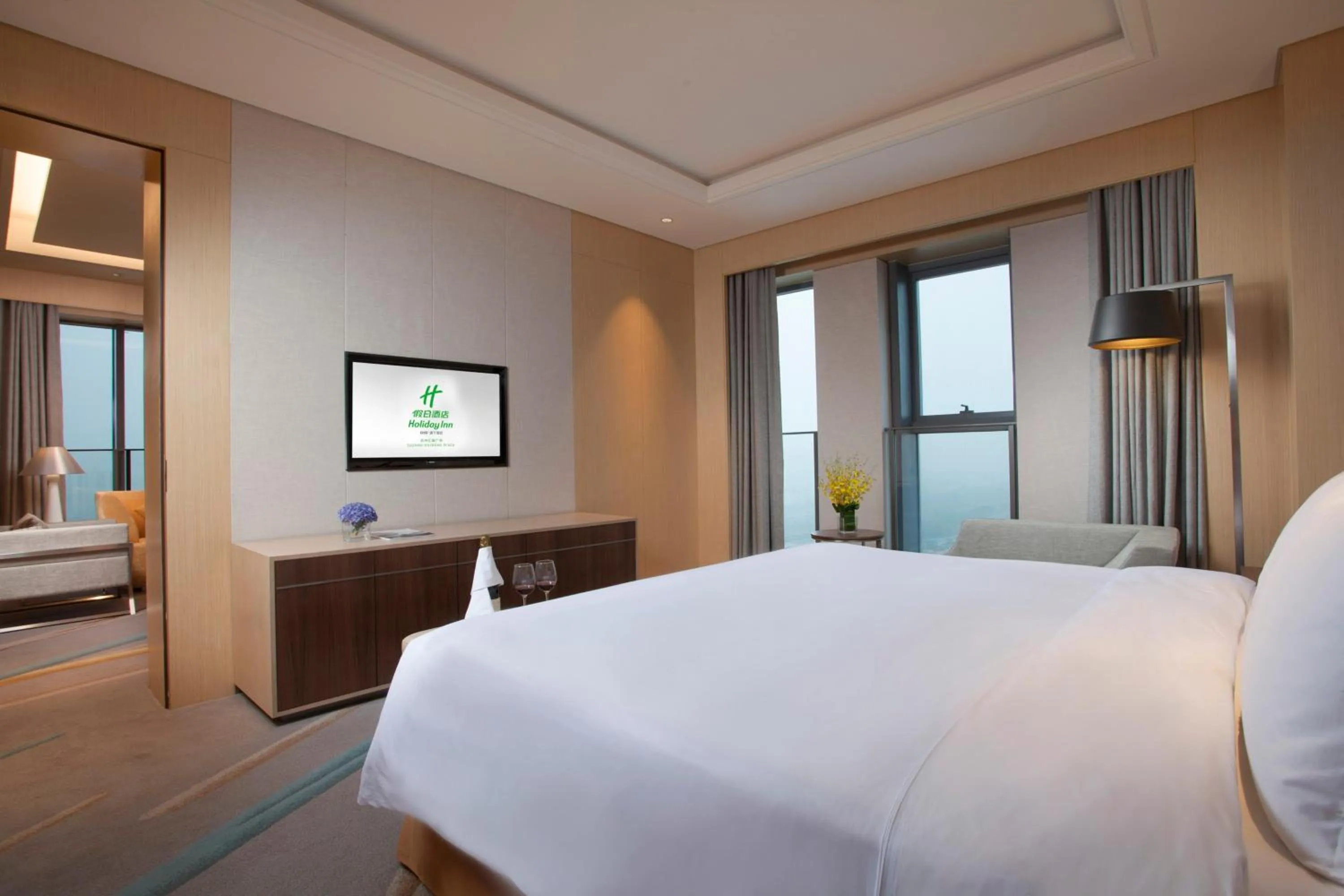 Photo of the whole room, Bed in Holiday Inn Suzhou Huirong Plaza by IHG
