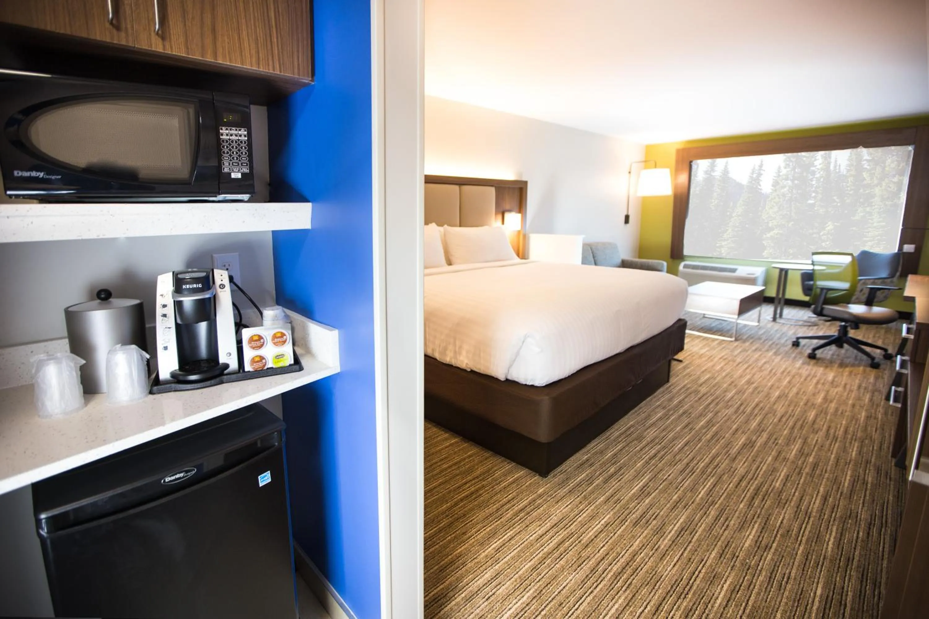 Photo of the whole room, Bed in Holiday Inn Express & Suites Greenwood Mall by IHG