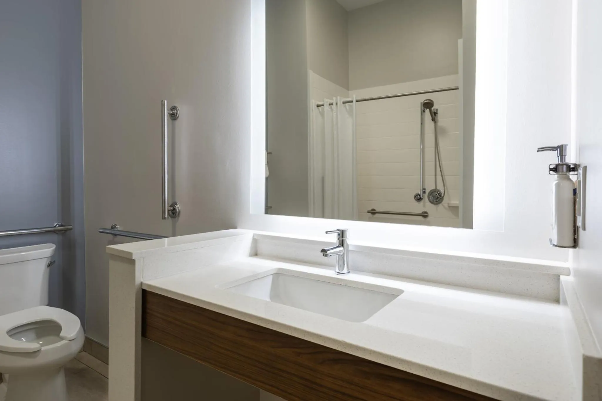 Photo of the whole room in Holiday Inn Express & Suites Greenwood Mall by IHG